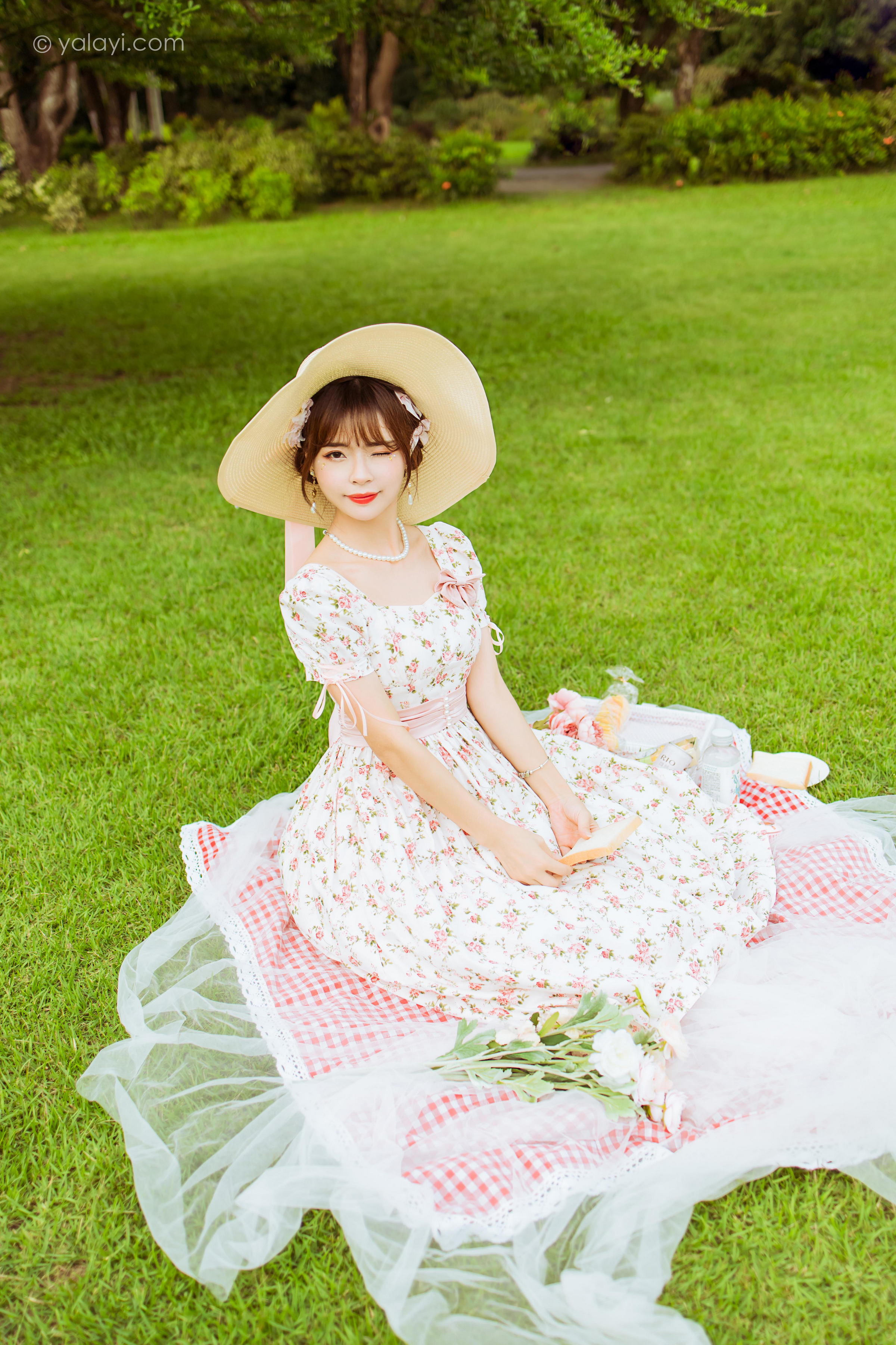 [YALAYI雅拉伊]2022.09.15 告白 程小蝶 白色复古连衣裙加白色绵袜清纯写真集第8张
