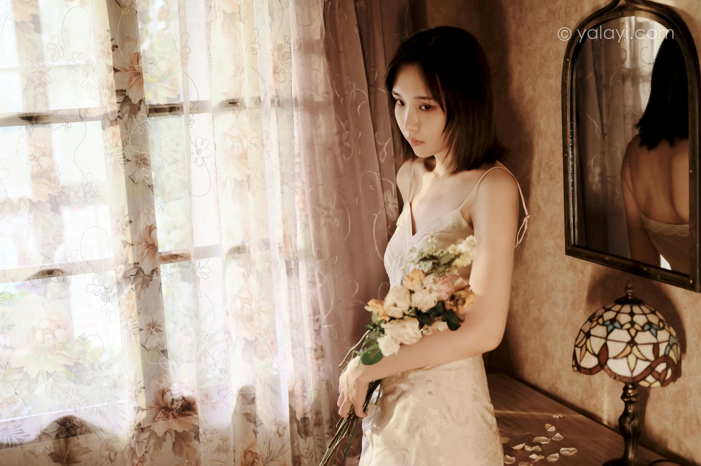 [YALAYI雅拉伊]NO.699 《长相思》 妍妍 白色吊带连衣裙居家私房写真集第1张