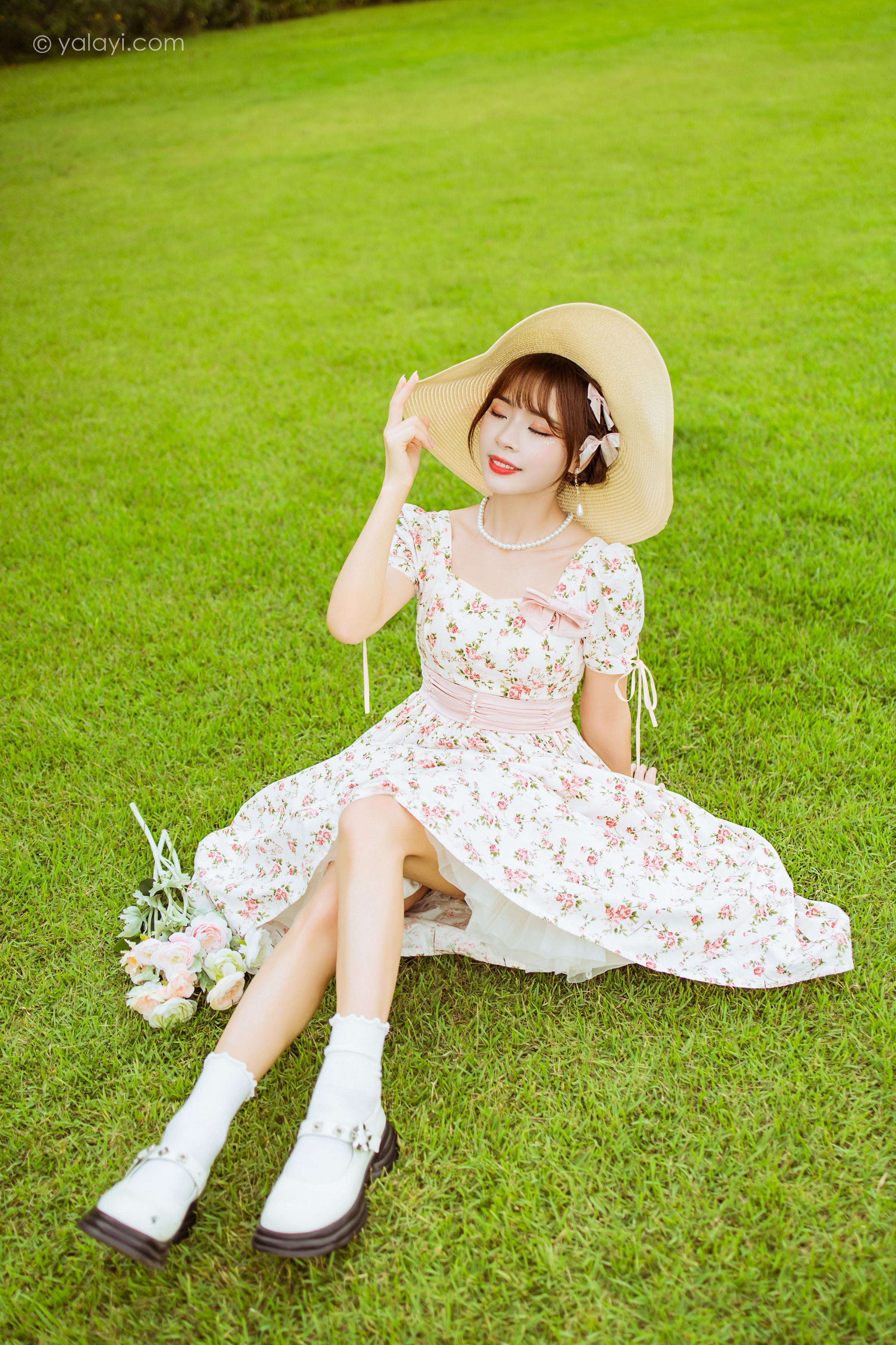 [YALAYI雅拉伊]2022.09.15 告白 程小蝶 白色复古连衣裙加白色绵袜清纯写真集第4张