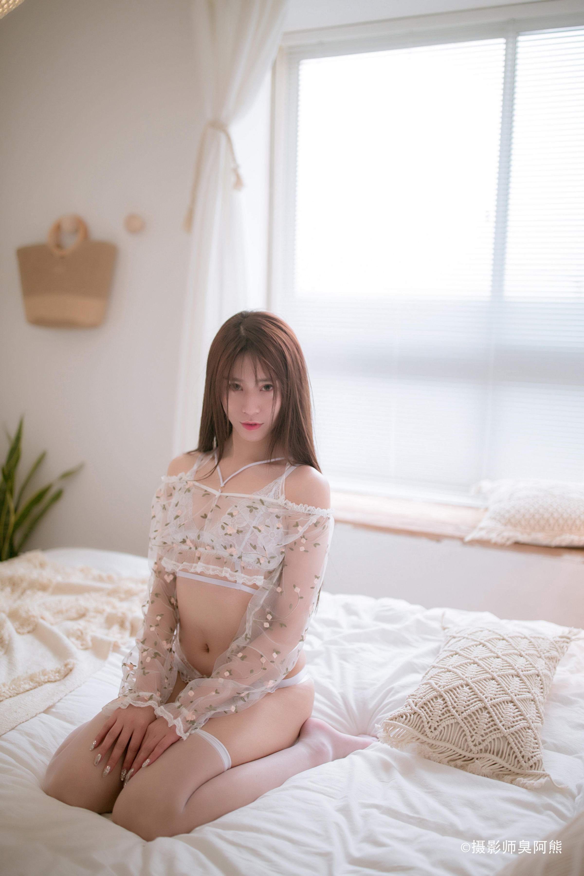 [YALAYI雅拉伊]2022.02.24 三生三世 三儿 吊带小背心与白色透视情趣内衣加丝袜美腿性感私房写真集第3张