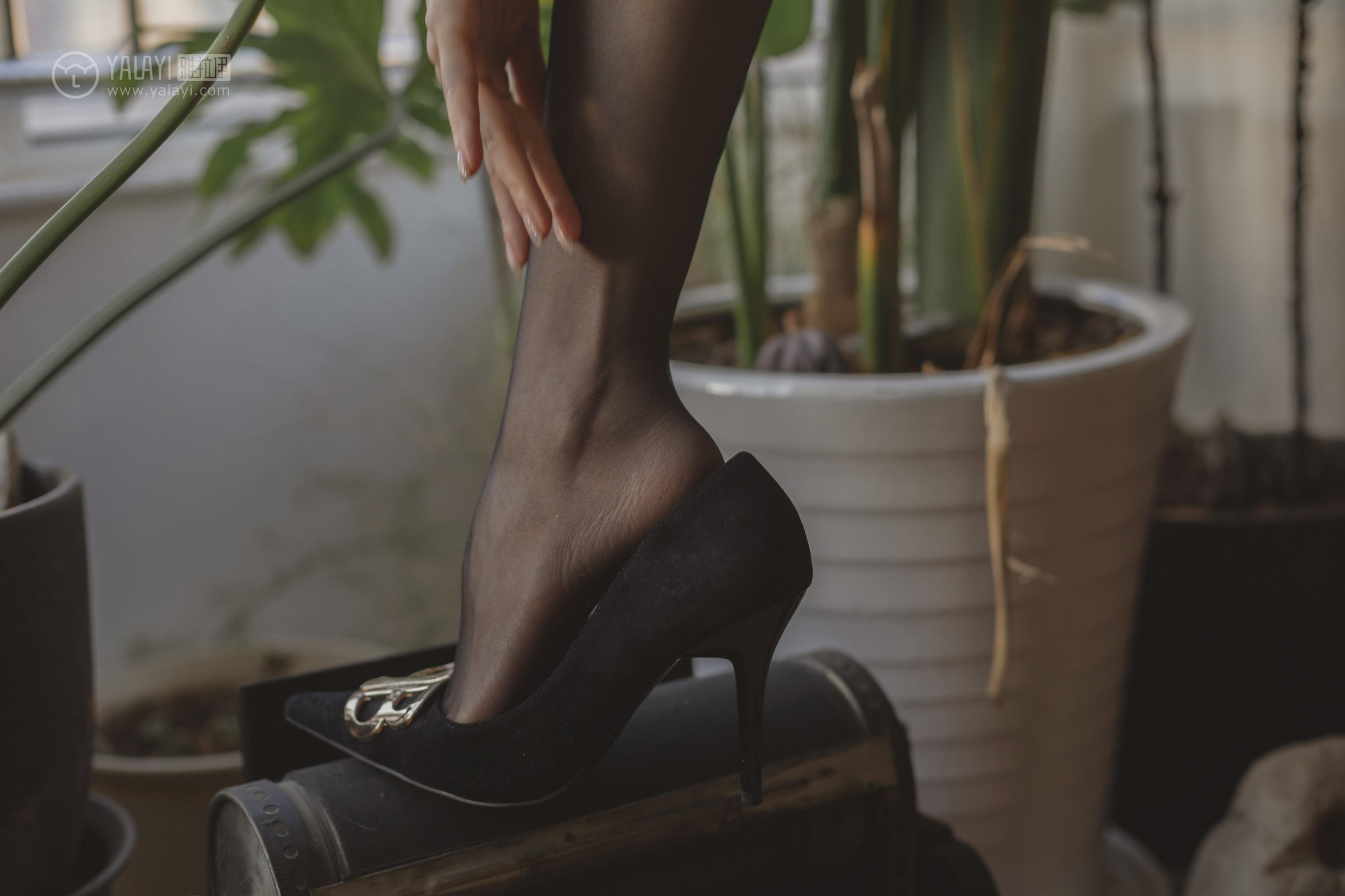 [YALAYI雅拉伊]2022.08.01 香蜜 凉儿 米色吊带祼背小礼裙加黑丝美腿性感私房写真集第13张