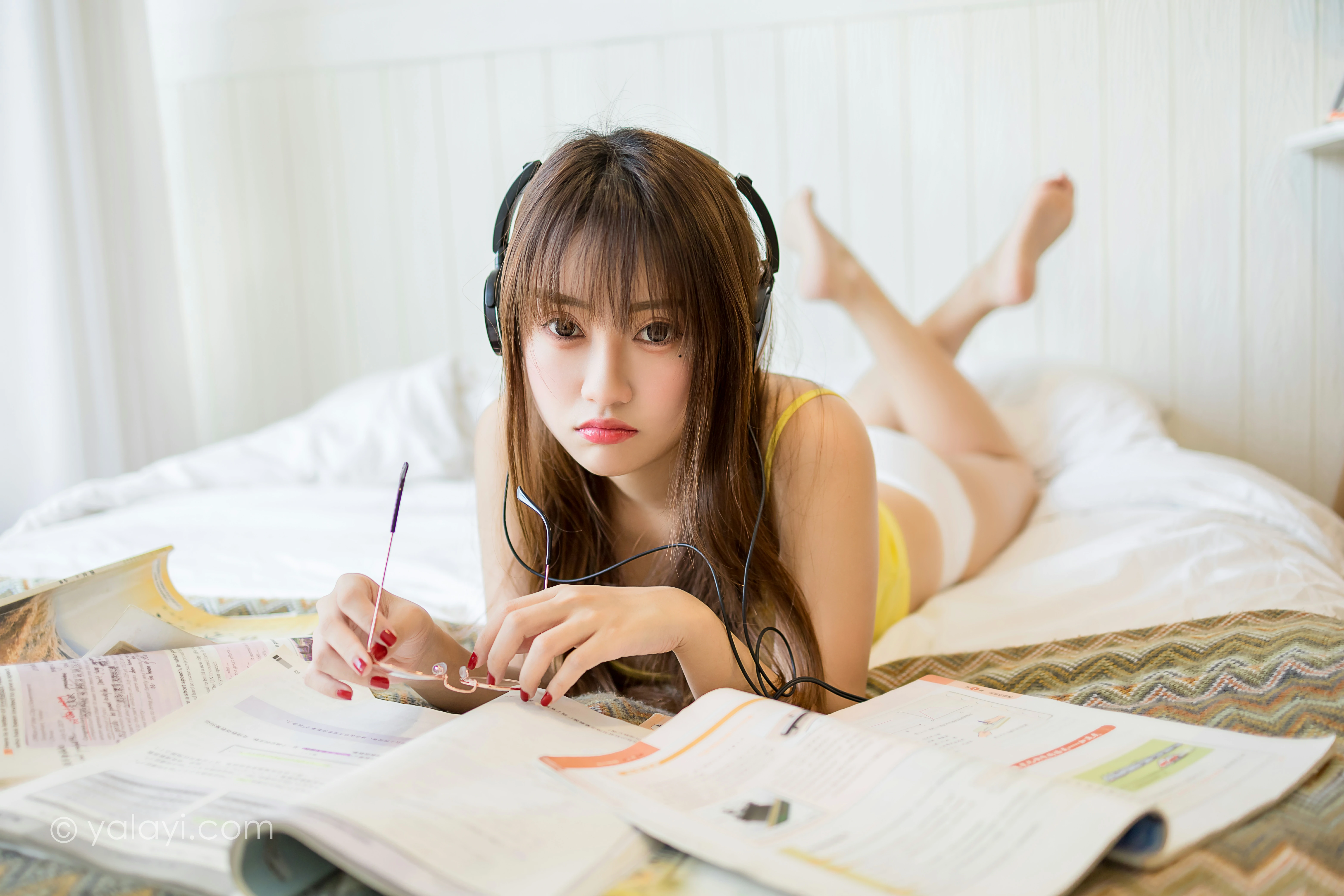 [YALAYI雅拉伊]NO.841 补习时间 虞艺 黄色性感小背心居家私房写真集第7张