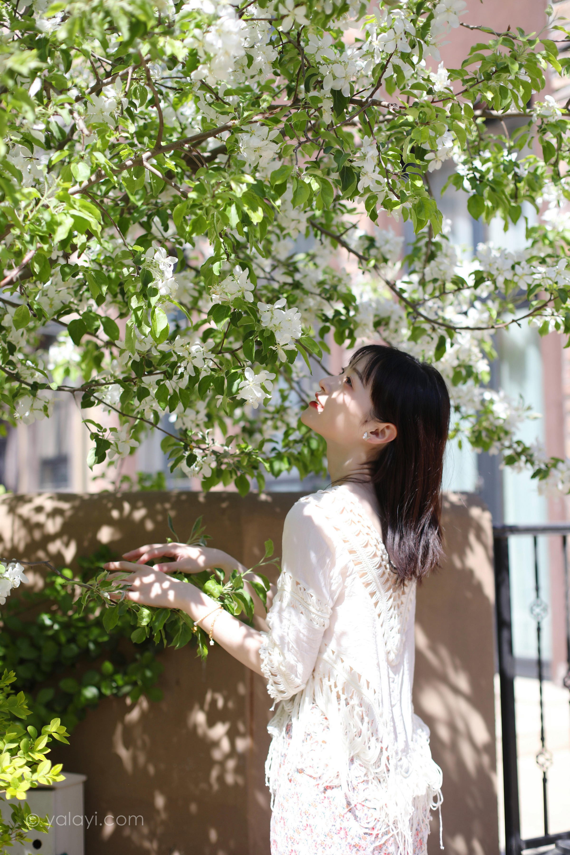 [YALAYI雅拉伊]2022.09.22 光晕 京京 白色镂空连衣裙加粉色长裙清纯写真集第6张