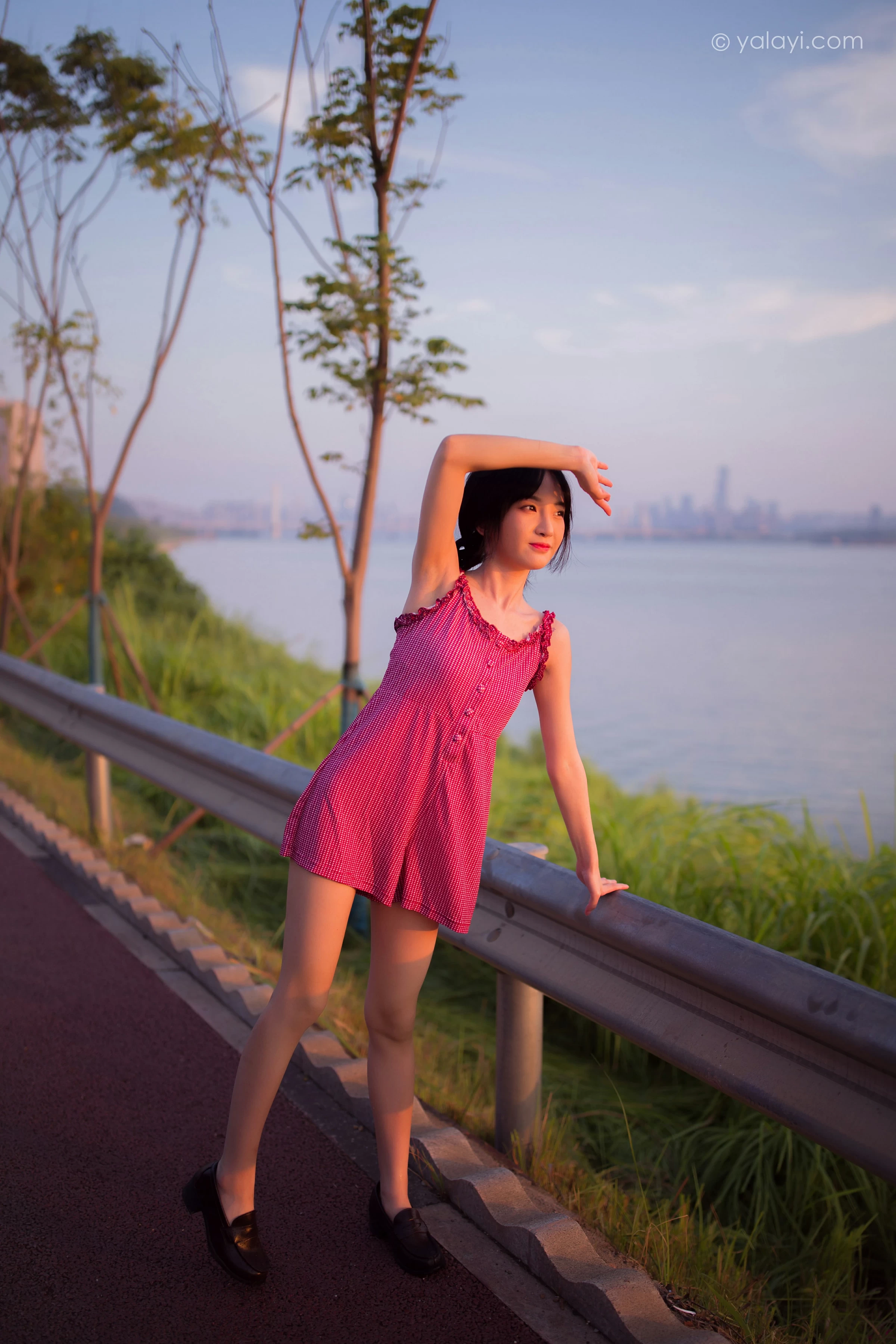 [YALAYI雅拉伊]NO.700 《杨柳岸》 周周 红色吊带连衣裙写真第3张