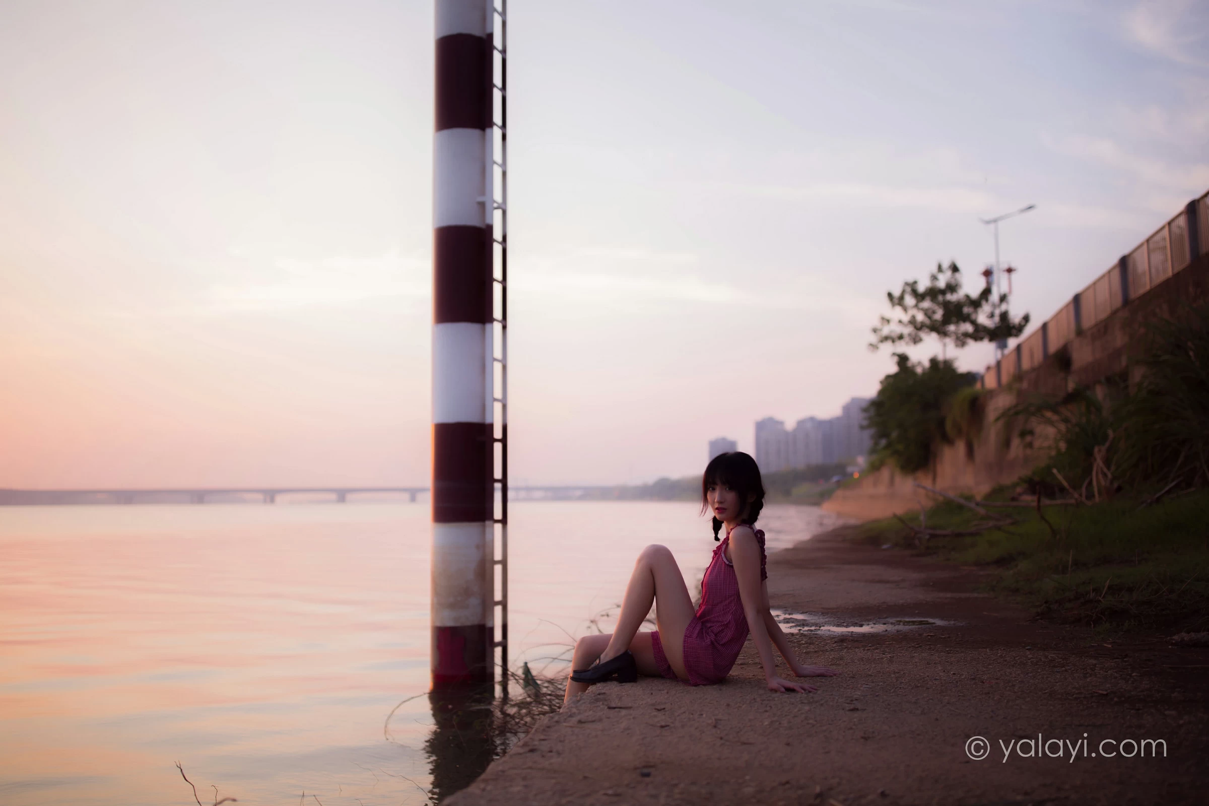 [YALAYI雅拉伊]NO.700 《杨柳岸》 周周 红色吊带连衣裙写真第4张