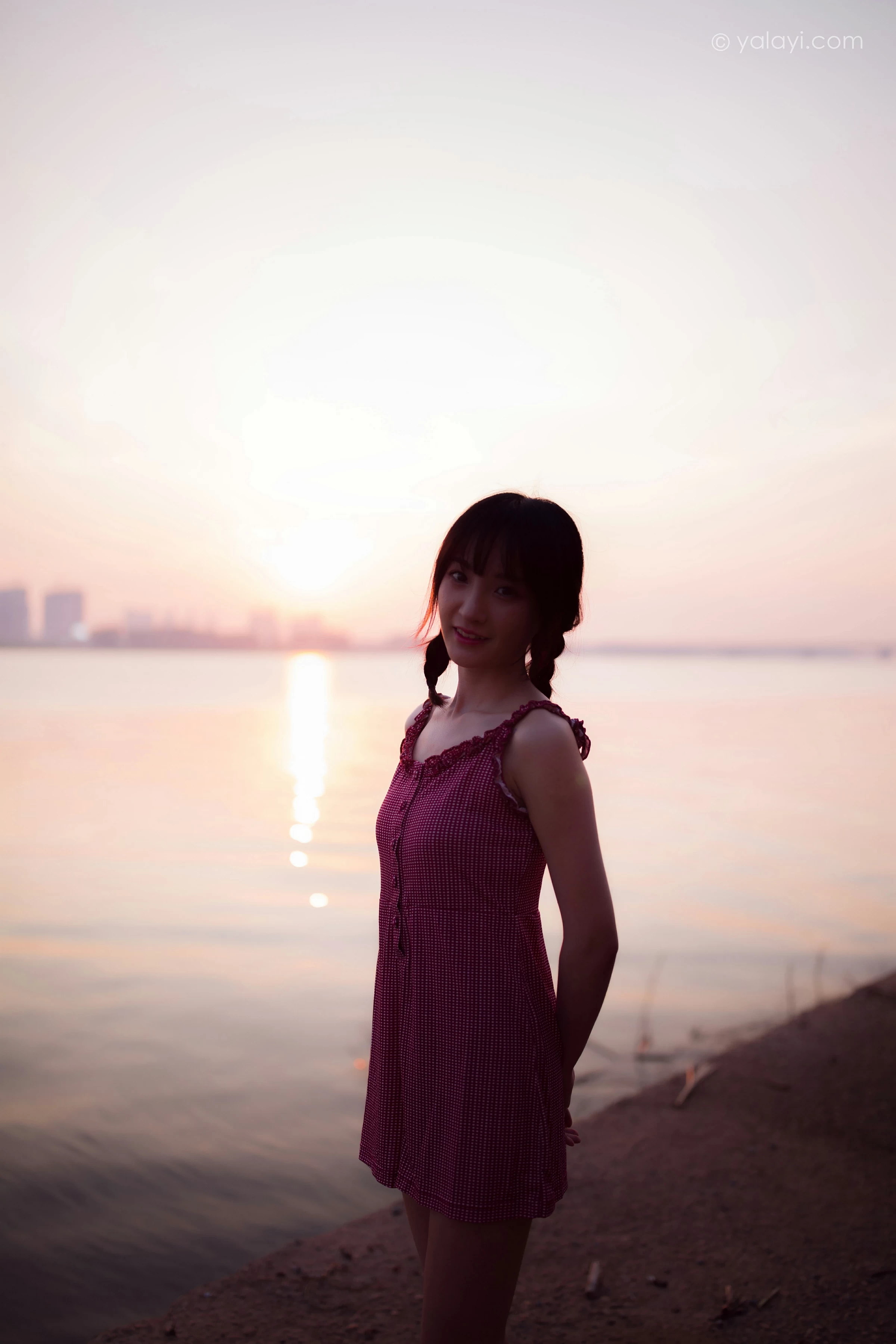 [YALAYI雅拉伊]NO.700 《杨柳岸》 周周 红色吊带连衣裙写真第6张