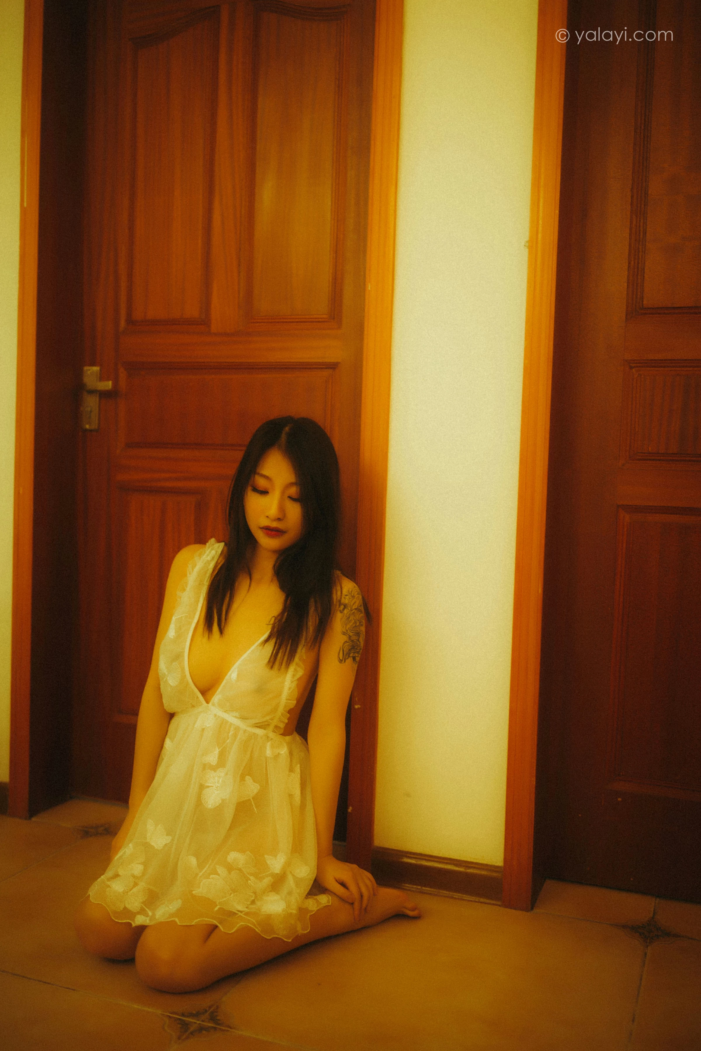 [YALAYI雅拉伊]NO.754 迷情公寓 婉儿 白色透视睡衣裙与连体镂空情趣内衣性感私房写真集第3张