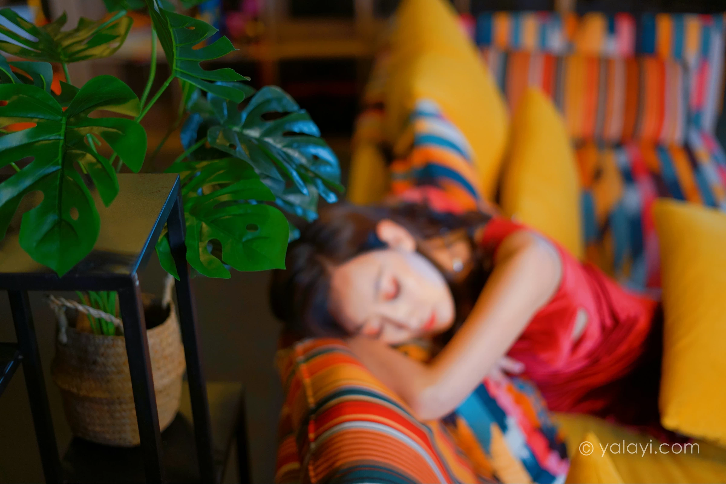 [YALAYI雅拉伊]2021.12.16 美人一笑也倾城 蕊思 红色连身礼服裙性感休闲写真集第3张