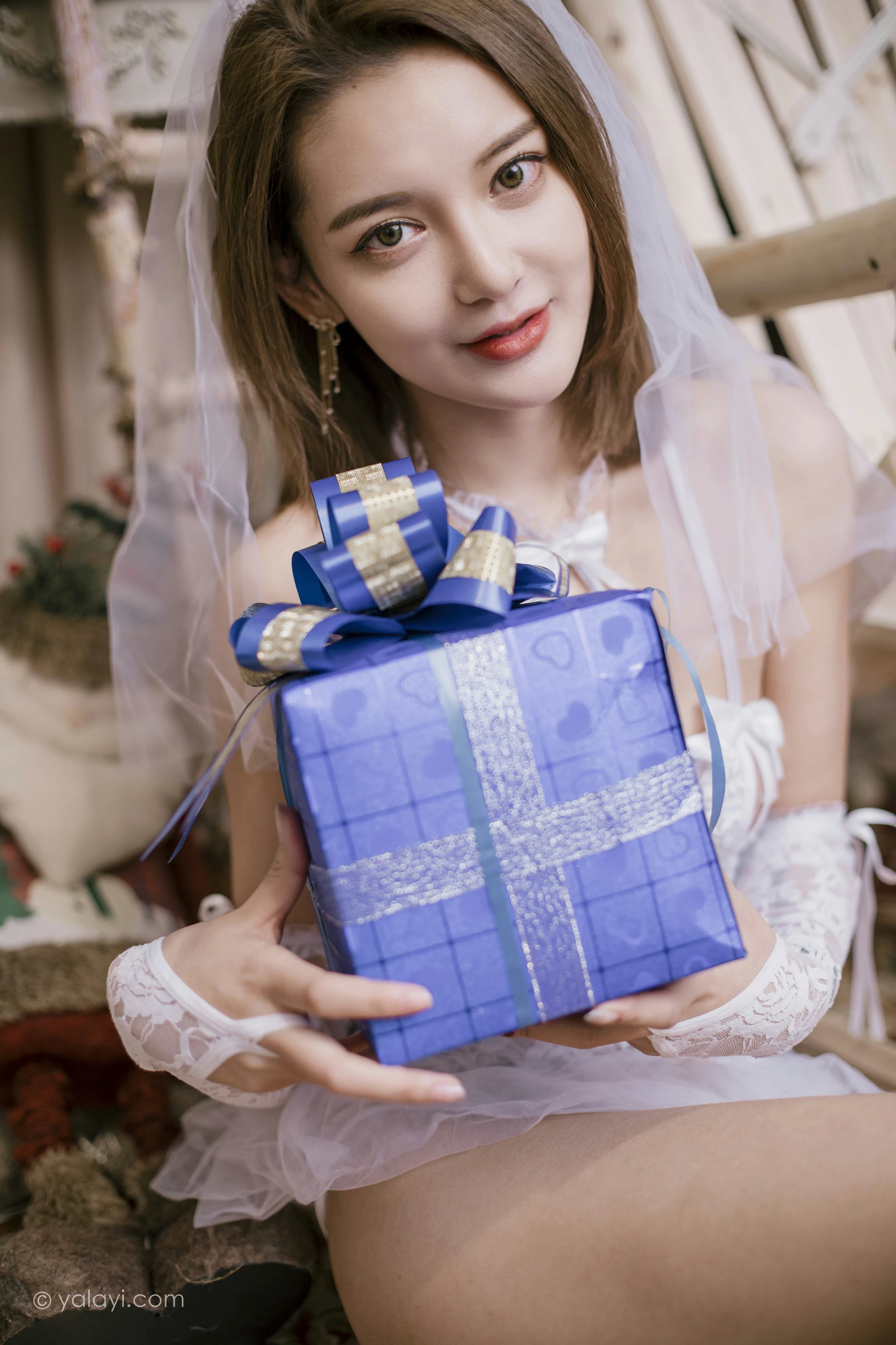 [YALAYI雅拉伊]NO.741 《一起圣诞》 梓杨 白色透视情趣婚纱与红色塑身内衣性感私房写真集第1张