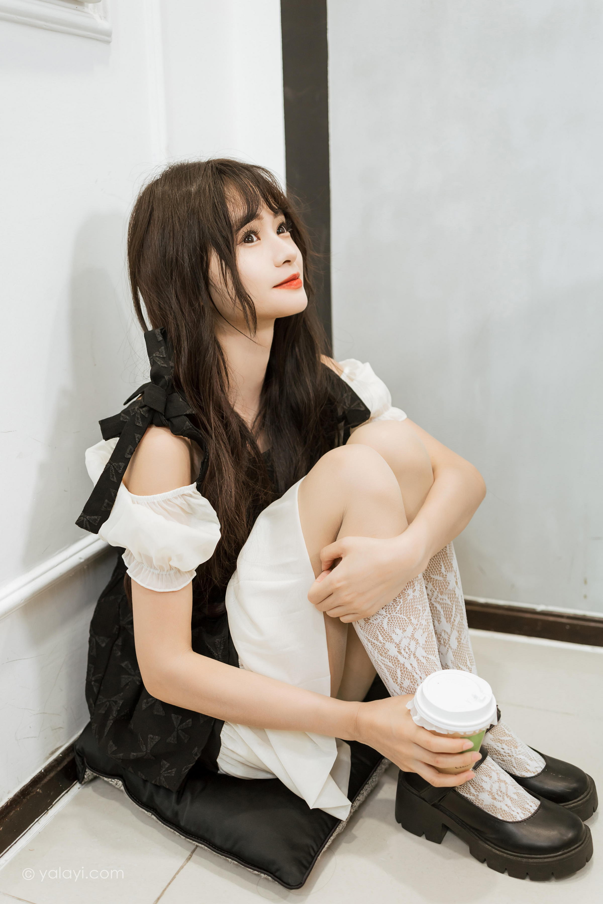 [YALAYI雅拉伊]2022.09.26 沦陷 小亭 黑色吊带连衣裙加白色丝袜美腿清纯写真集第5张