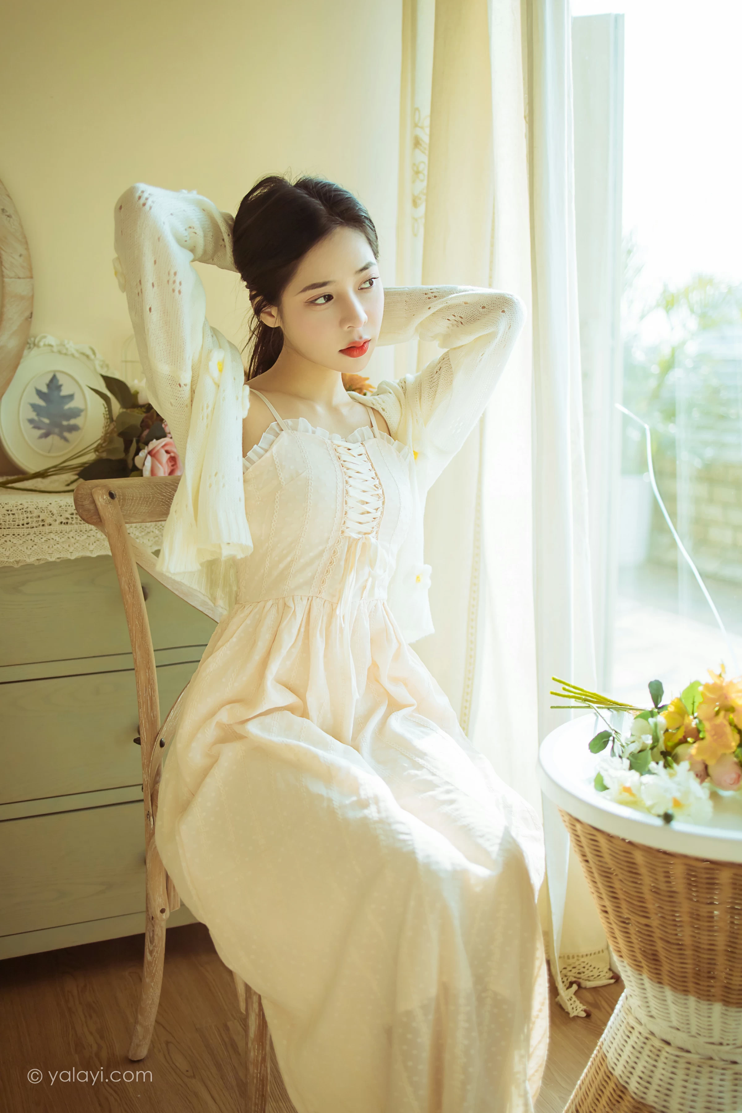 [YALAYI雅拉伊]2022.01.13 最浪漫的事 诗咏 白色镂空外套加吊带连衣裙居家私房写真集第3张