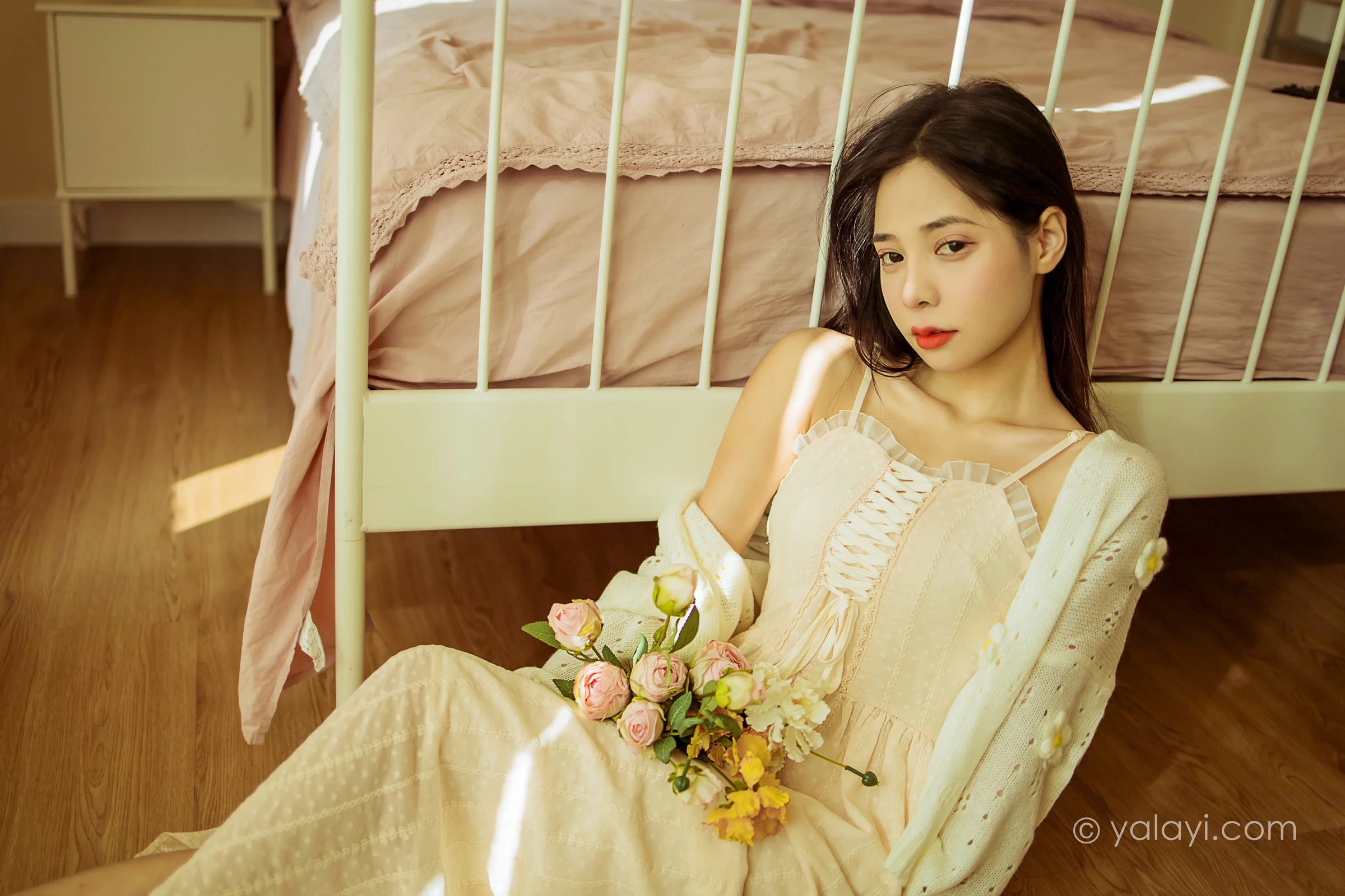 [YALAYI雅拉伊]2022.01.13 最浪漫的事 诗咏 白色镂空外套加吊带连衣裙居家私房写真集第5张