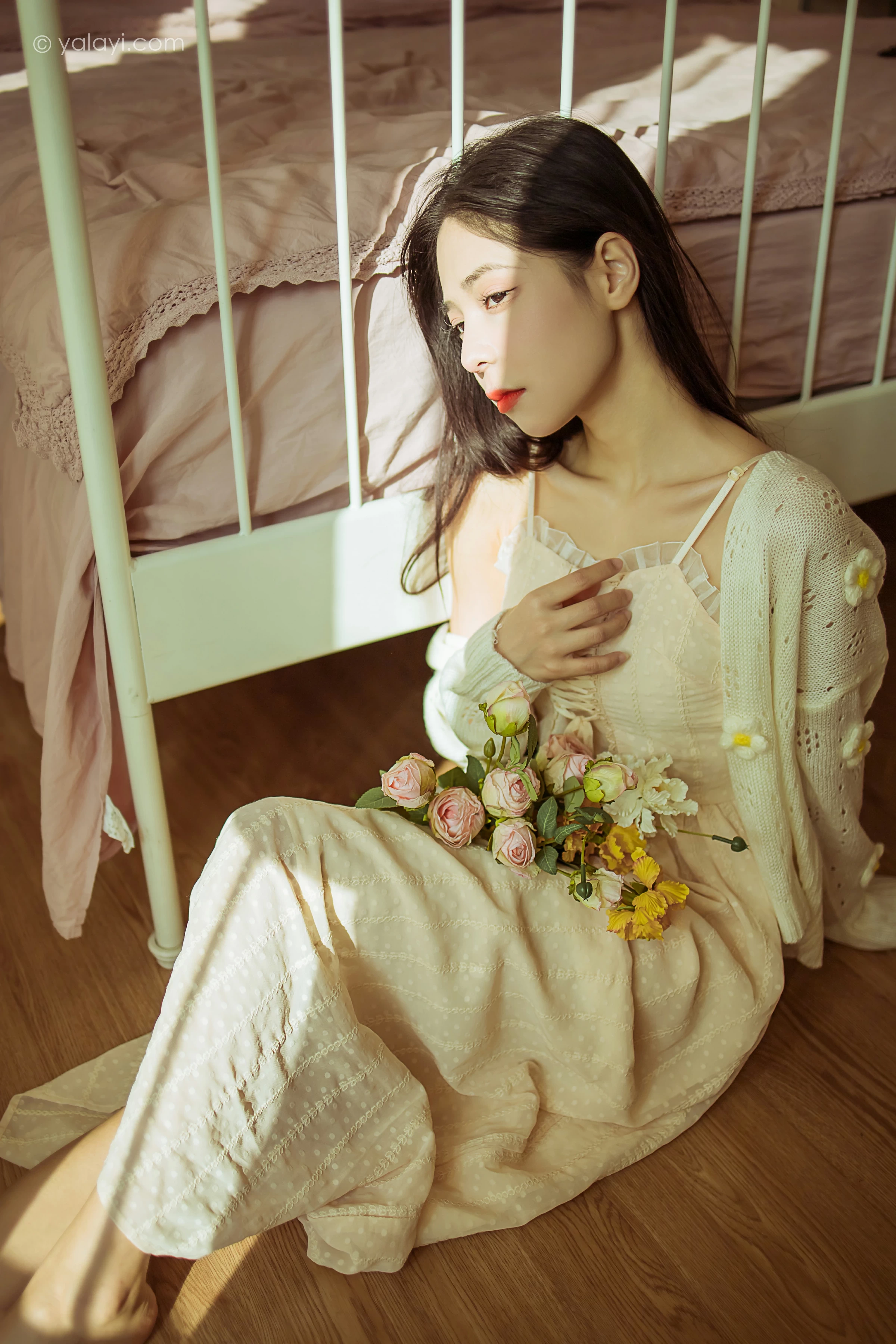 [YALAYI雅拉伊]2022.01.13 最浪漫的事 诗咏 白色镂空外套加吊带连衣裙居家私房写真集第5张