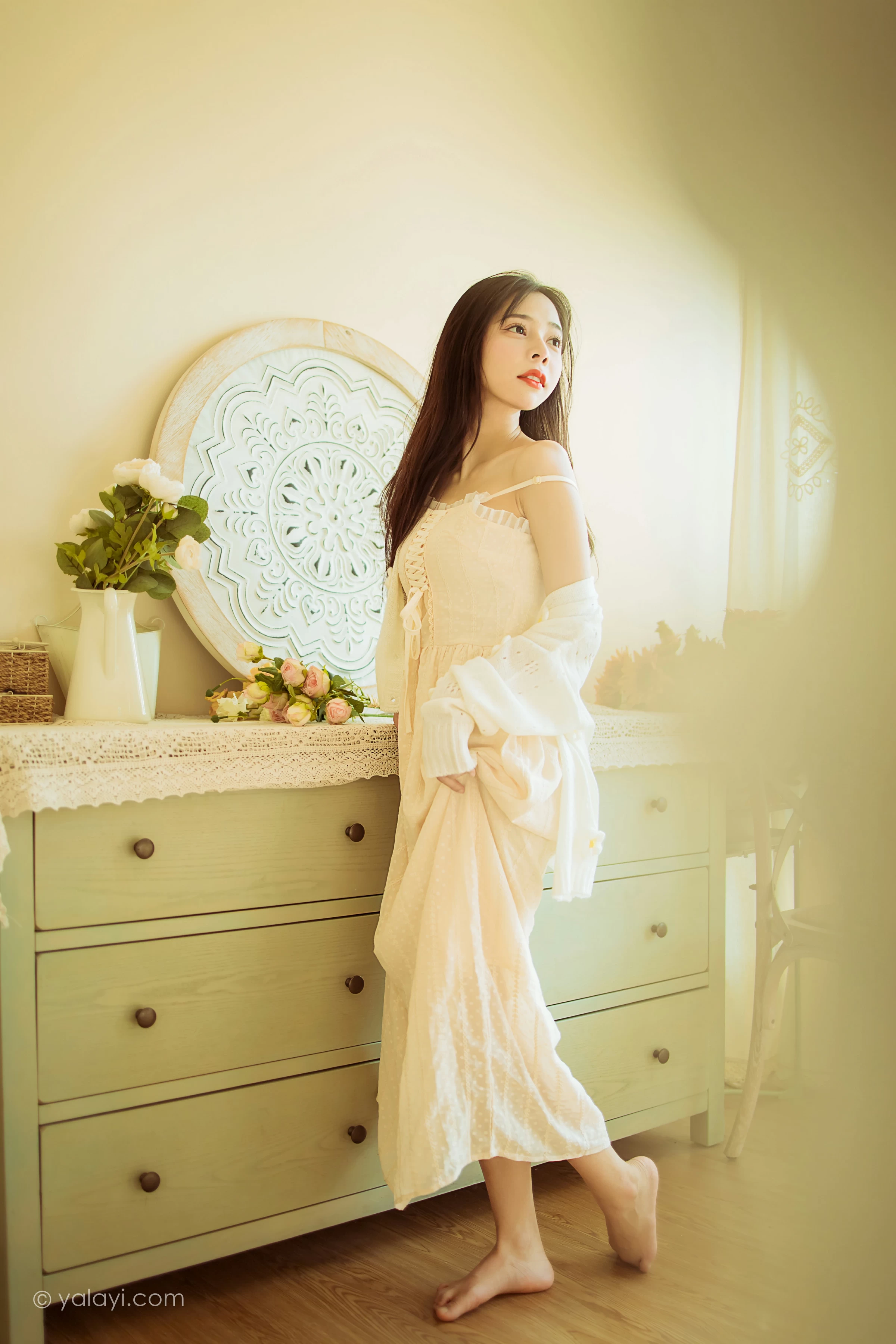 [YALAYI雅拉伊]2022.01.13 最浪漫的事 诗咏 白色镂空外套加吊带连衣裙居家私房写真集第11张