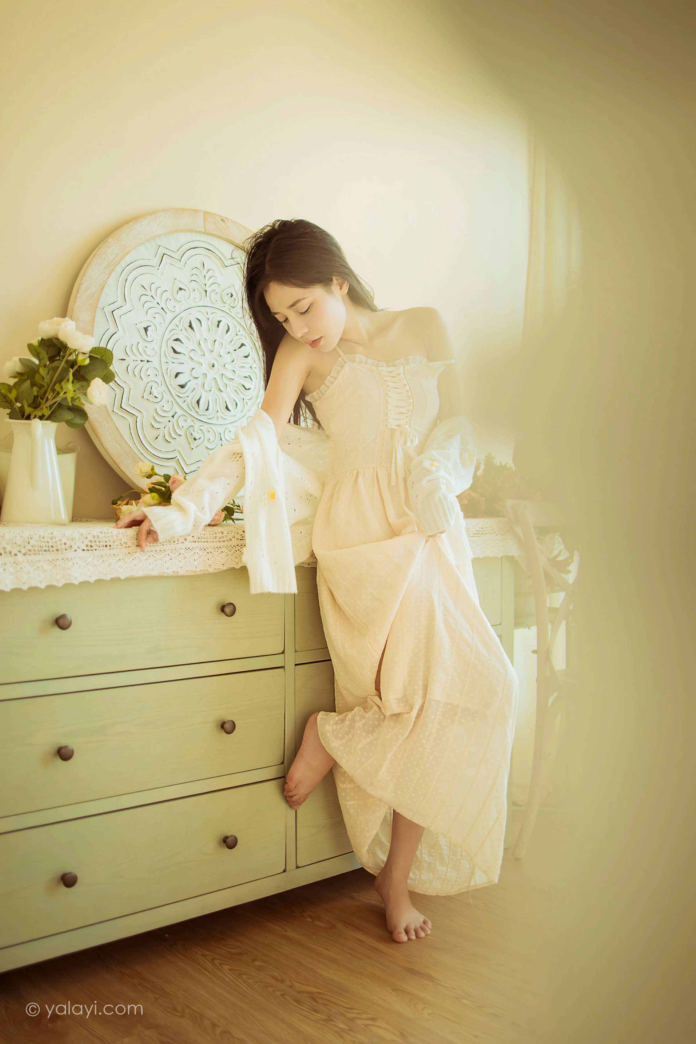 [YALAYI雅拉伊]2022.01.13 最浪漫的事 诗咏 白色镂空外套加吊带连衣裙居家私房写真集第12张