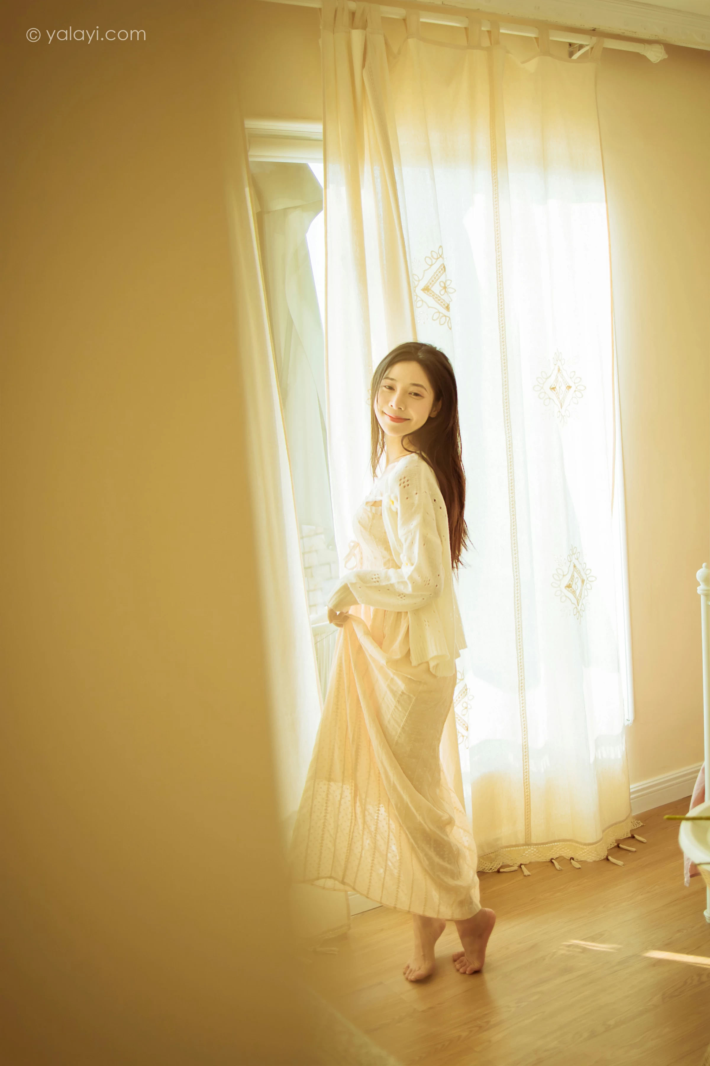 [YALAYI雅拉伊]2022.01.13 最浪漫的事 诗咏 白色镂空外套加吊带连衣裙居家私房写真集第13张