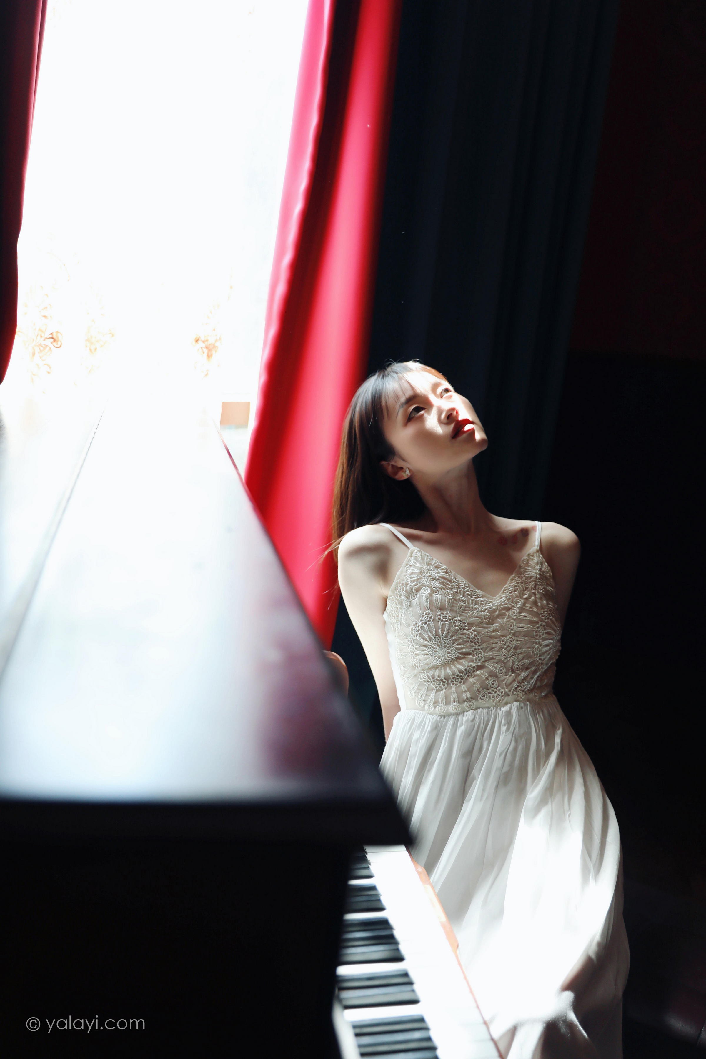 [YALAYI雅拉伊]2022.07.16 唤 京京 白色吊带蕾丝连衣裙居家清纯写真集第3张