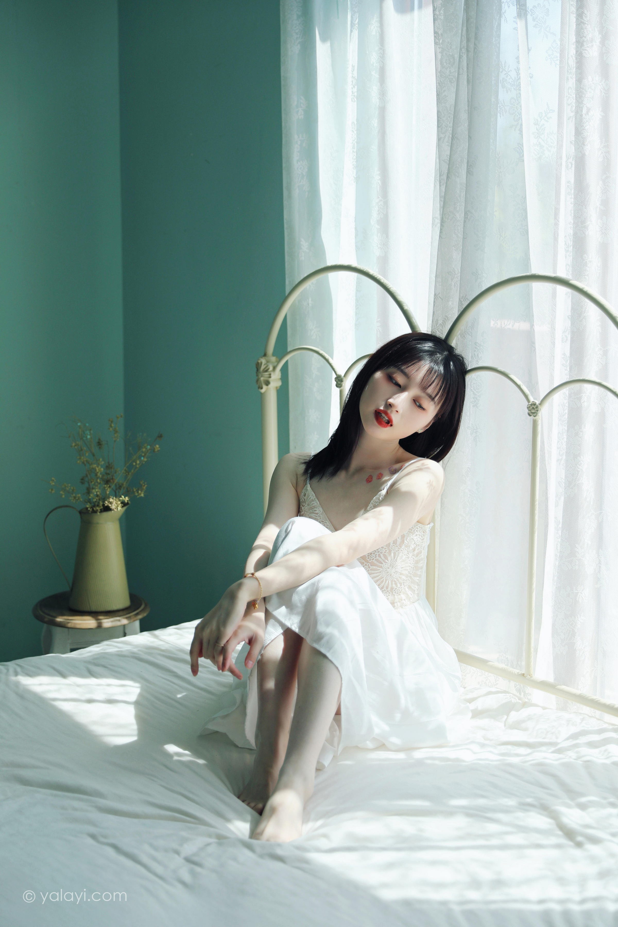 [YALAYI雅拉伊]2022.07.16 唤 京京 白色吊带蕾丝连衣裙居家清纯写真集第10张