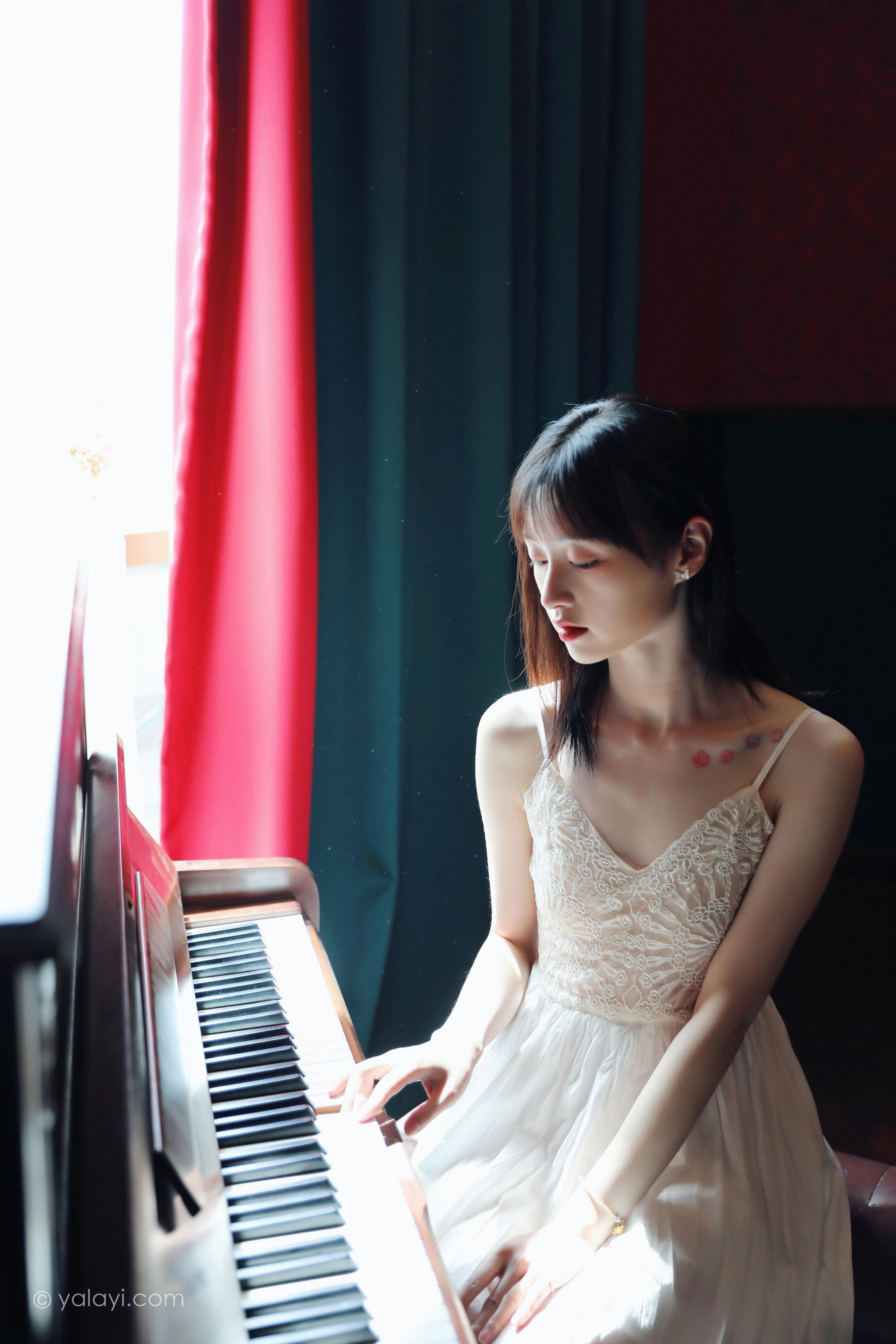 [YALAYI雅拉伊]2022.07.16 唤 京京 白色吊带蕾丝连衣裙居家清纯写真集第1张