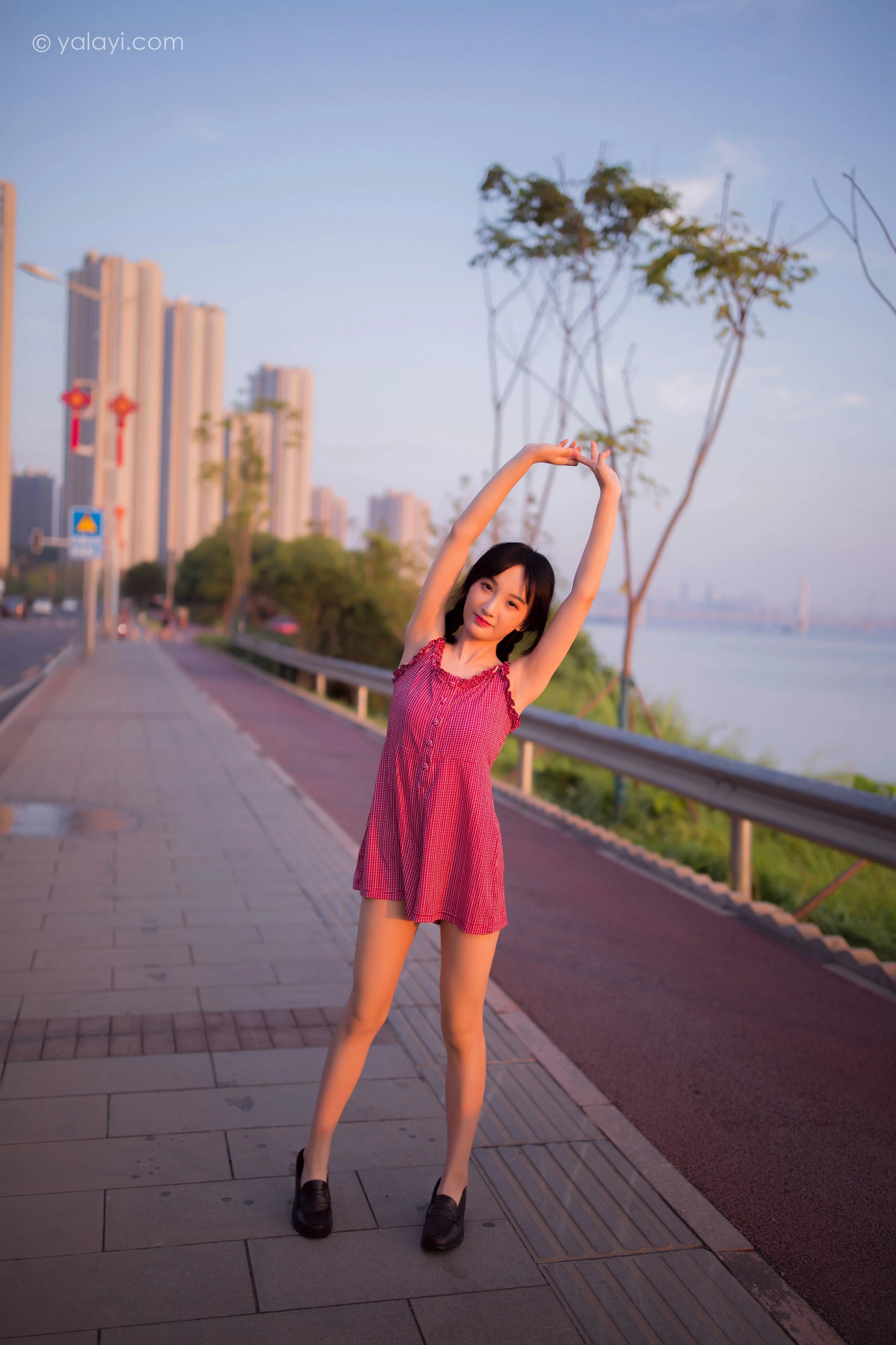 [YALAYI雅拉伊]NO.702 《暮色》 落落 粉色吊带连体短裤清纯私房写真集第3张