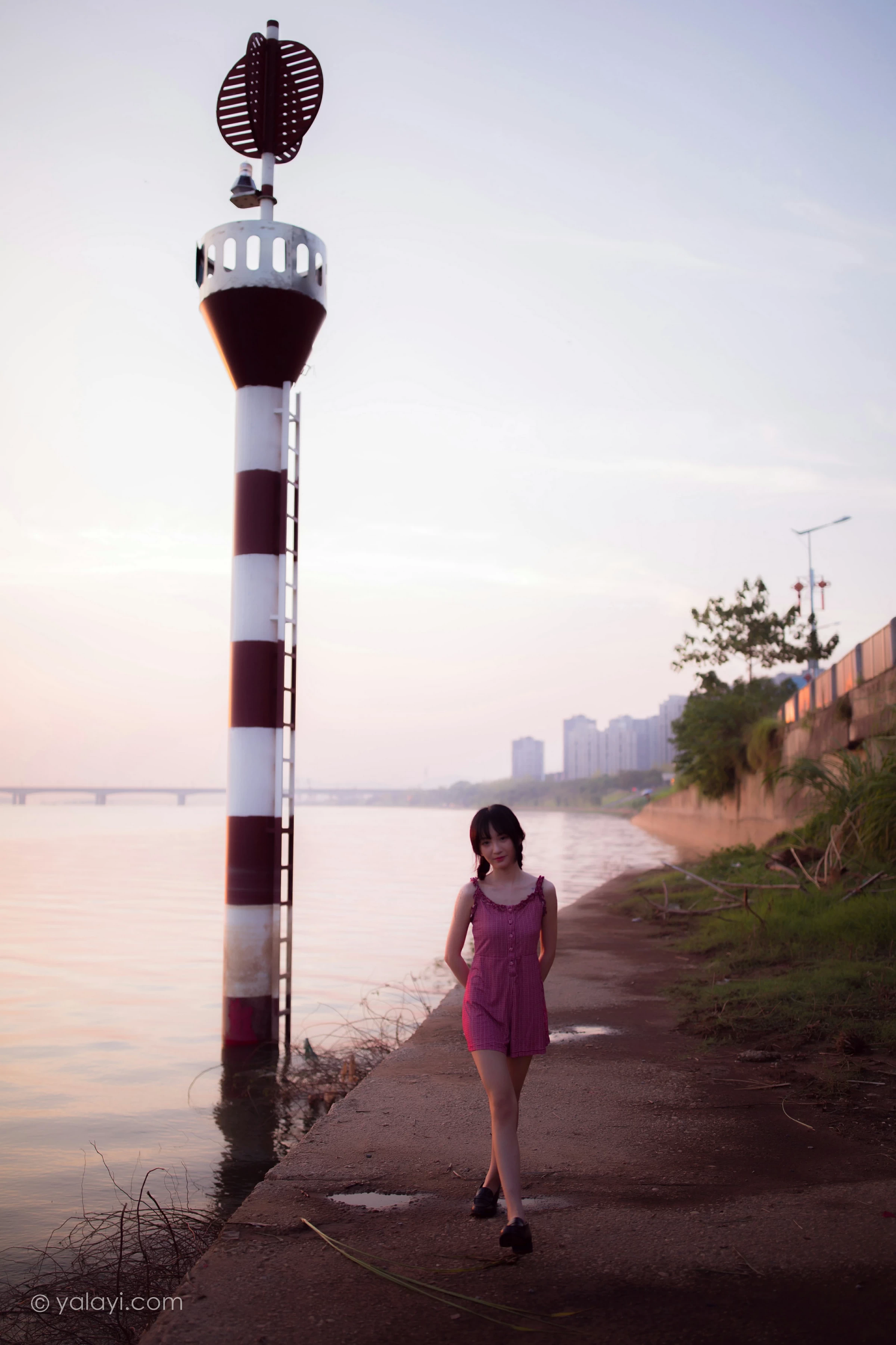 [YALAYI雅拉伊]NO.702 《暮色》 落落 粉色吊带连体短裤清纯私房写真集第5张