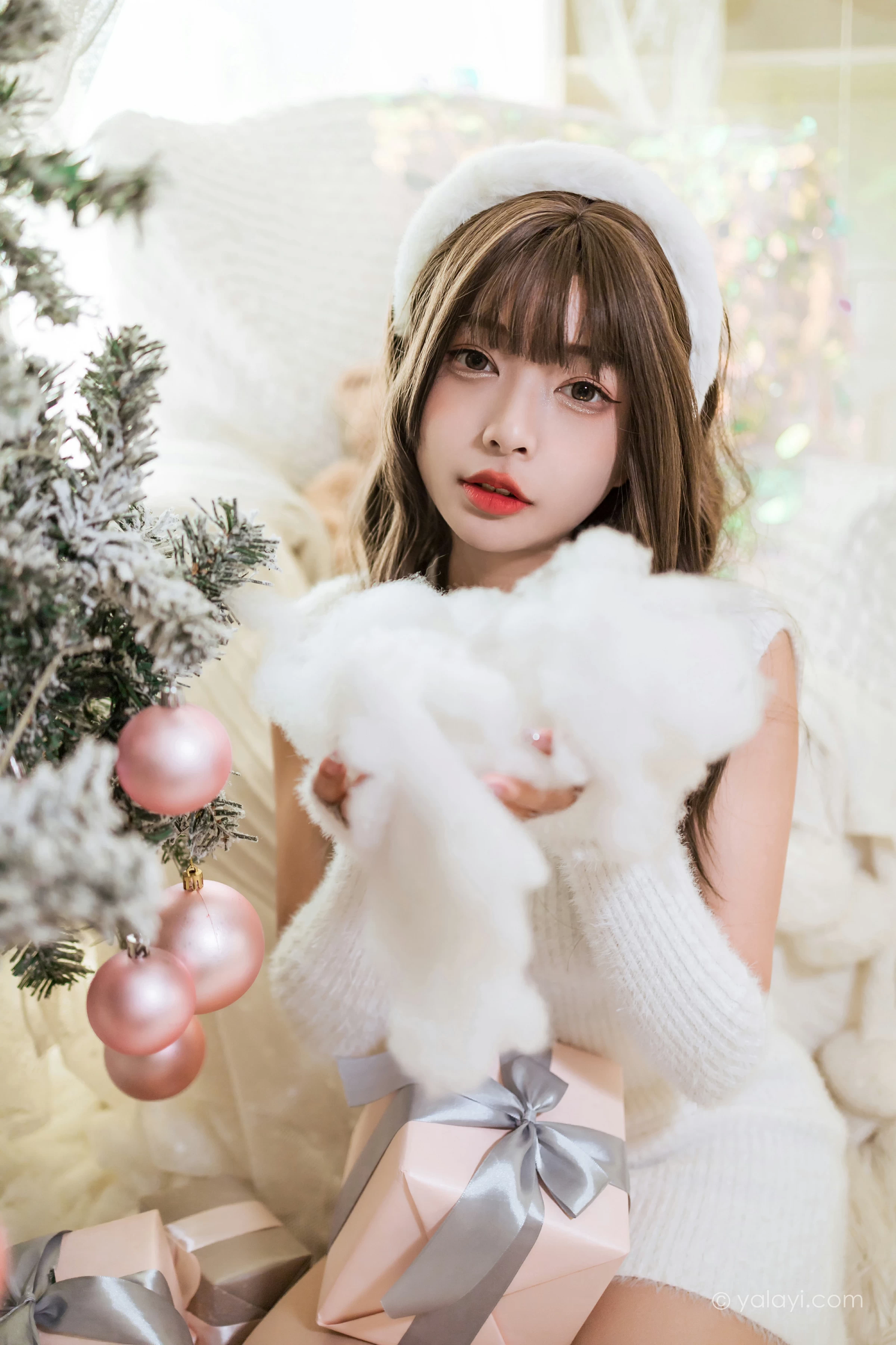 [YALAYI雅拉伊]2021.12.17 圣诞礼物 阿禾 白色毛衣裙加白色绵袜居家私房写真集第14张