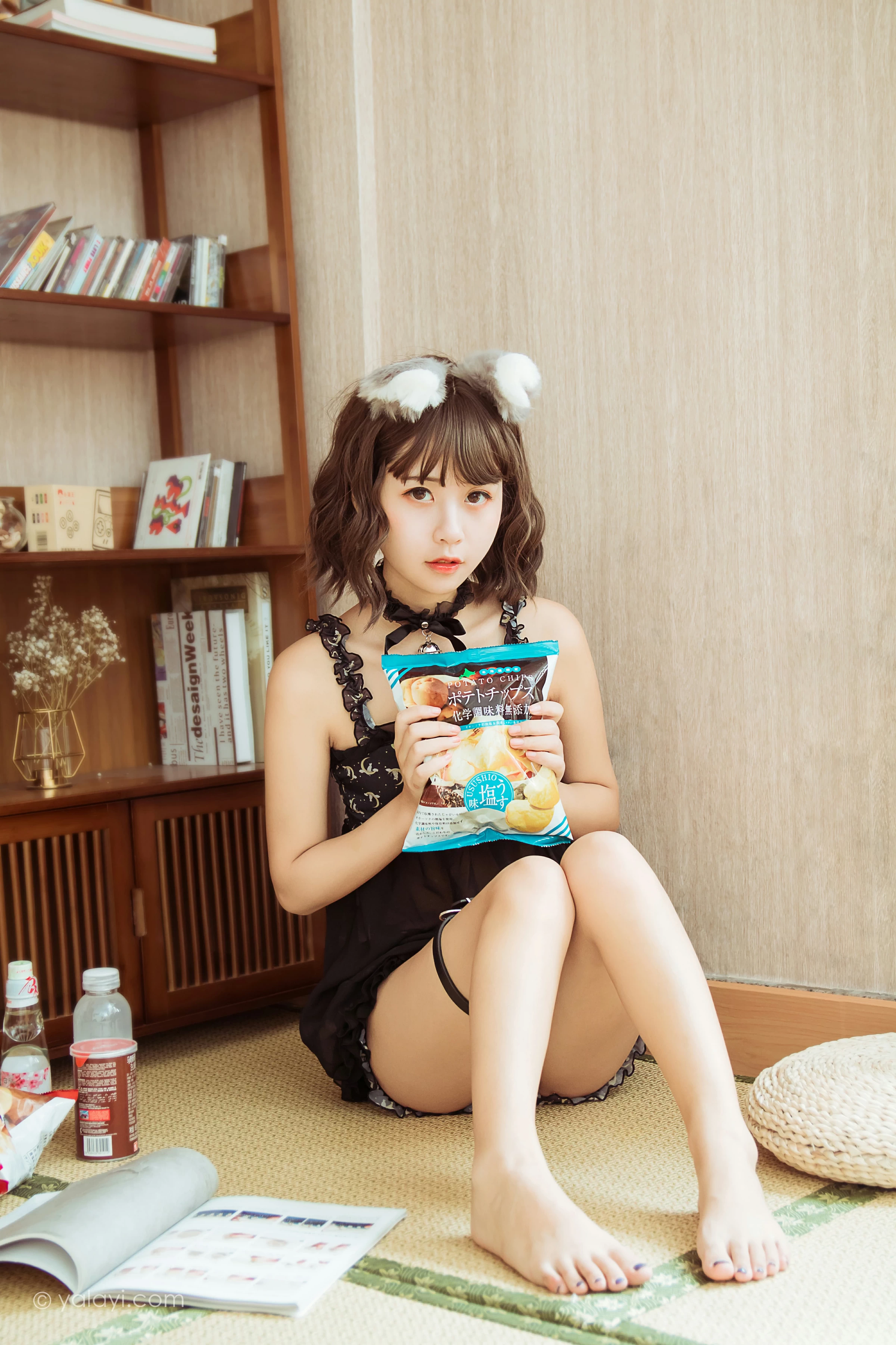 [YALAYI雅拉伊]NO.735 《就想赖着你》 甜酱吖 黑色透视情趣内衣性感私房写真集第2张