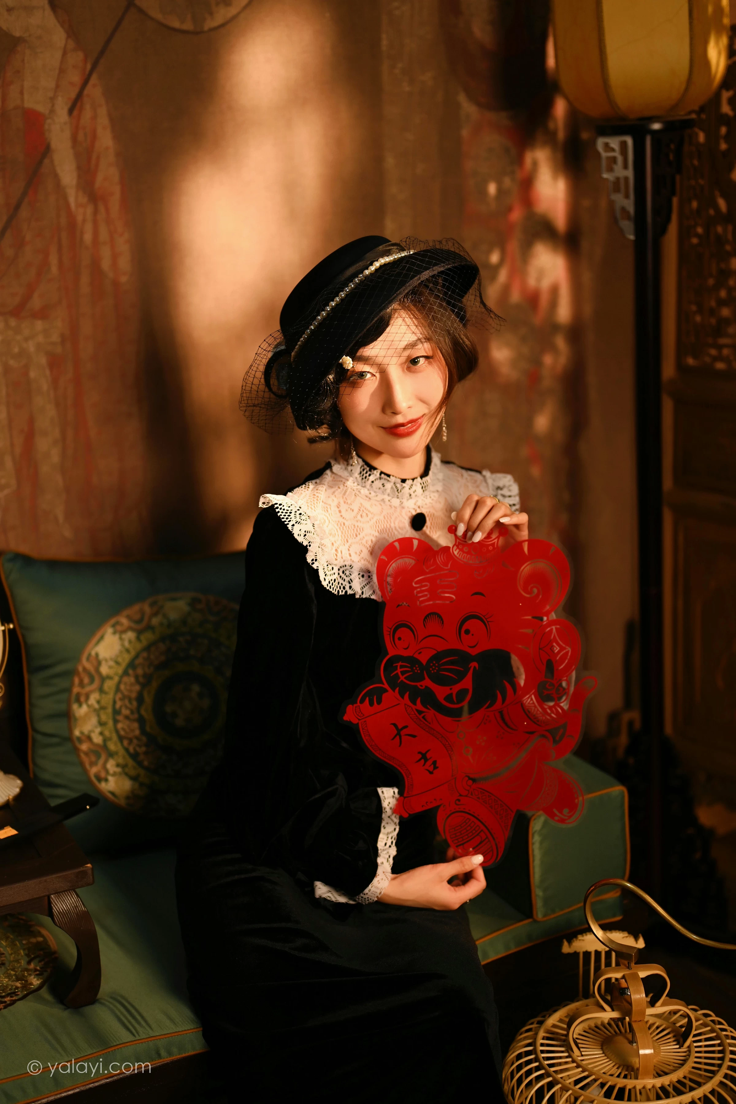 [YALAYI雅拉伊]2022.01.15 莫忘我 佳佳 黑色蕾丝镂空礼服裙性感私房写真集第2张