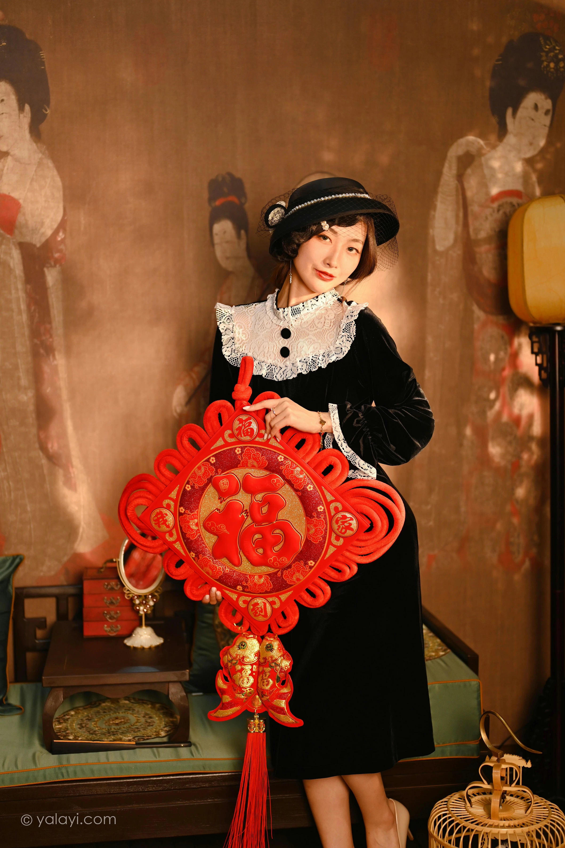 [YALAYI雅拉伊]2022.01.15 莫忘我 佳佳 黑色蕾丝镂空礼服裙性感私房写真集第5张