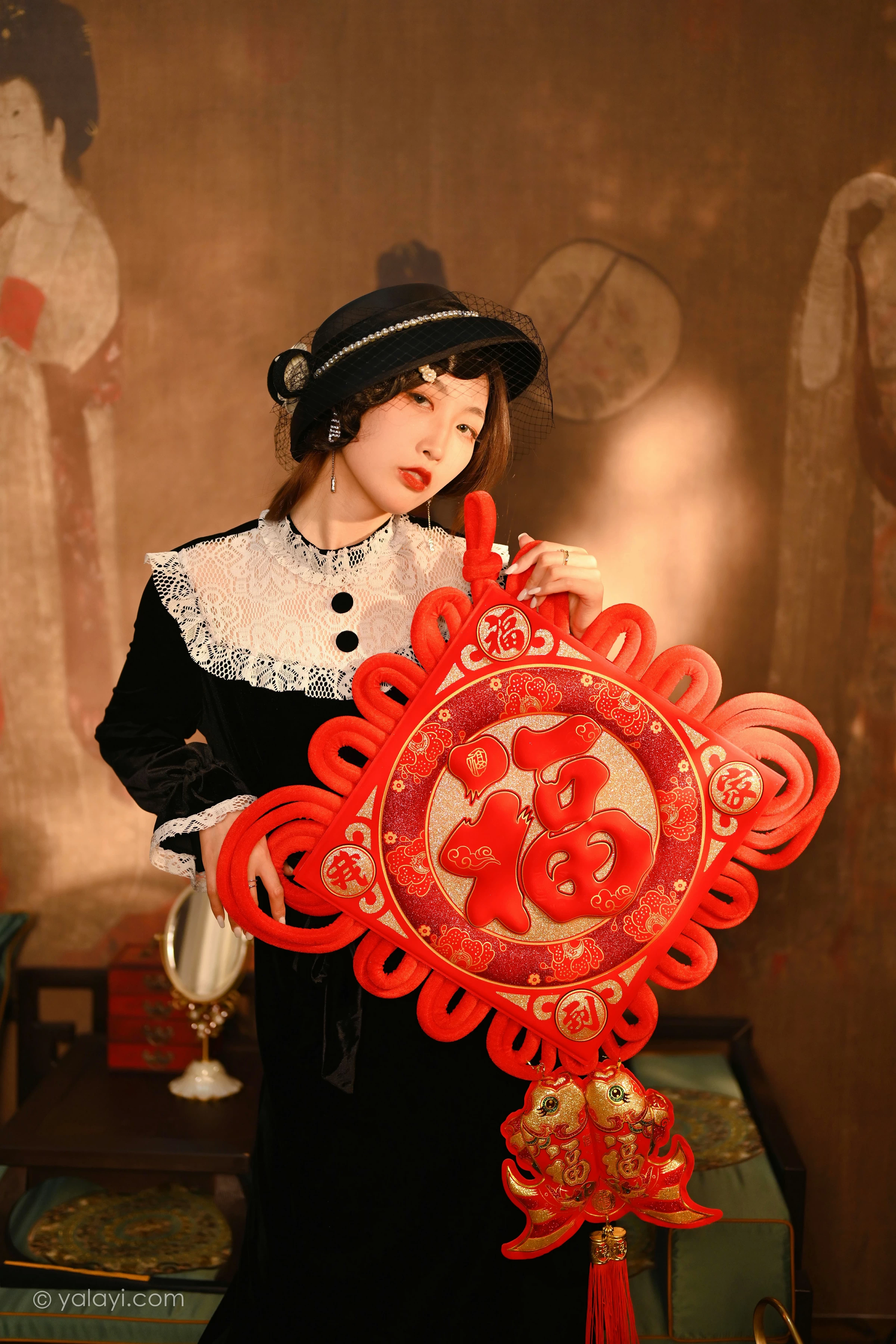 [YALAYI雅拉伊]2022.01.15 莫忘我 佳佳 黑色蕾丝镂空礼服裙性感私房写真集第6张