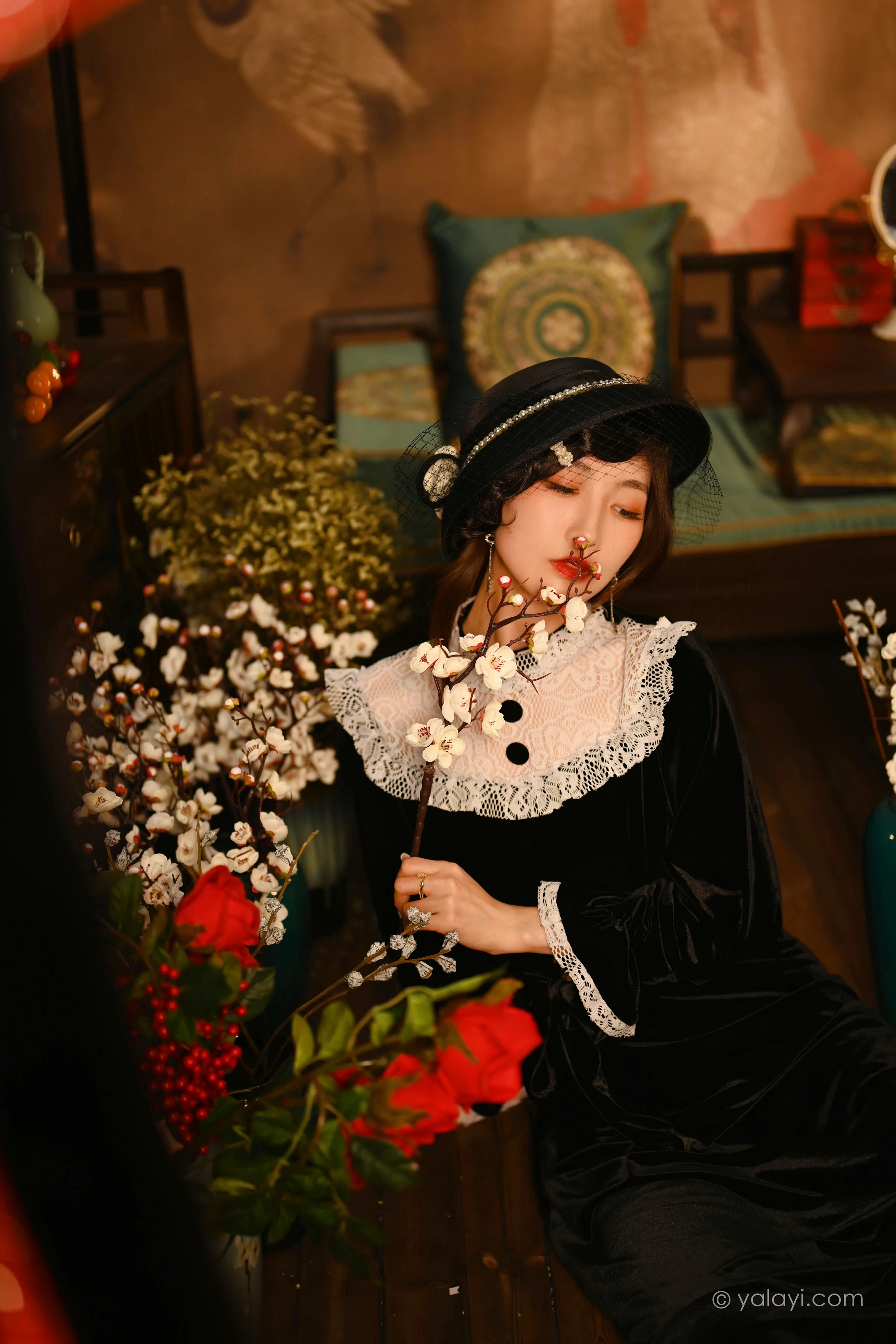 [YALAYI雅拉伊]2022.01.15 莫忘我 佳佳 黑色蕾丝镂空礼服裙性感私房写真集第11张