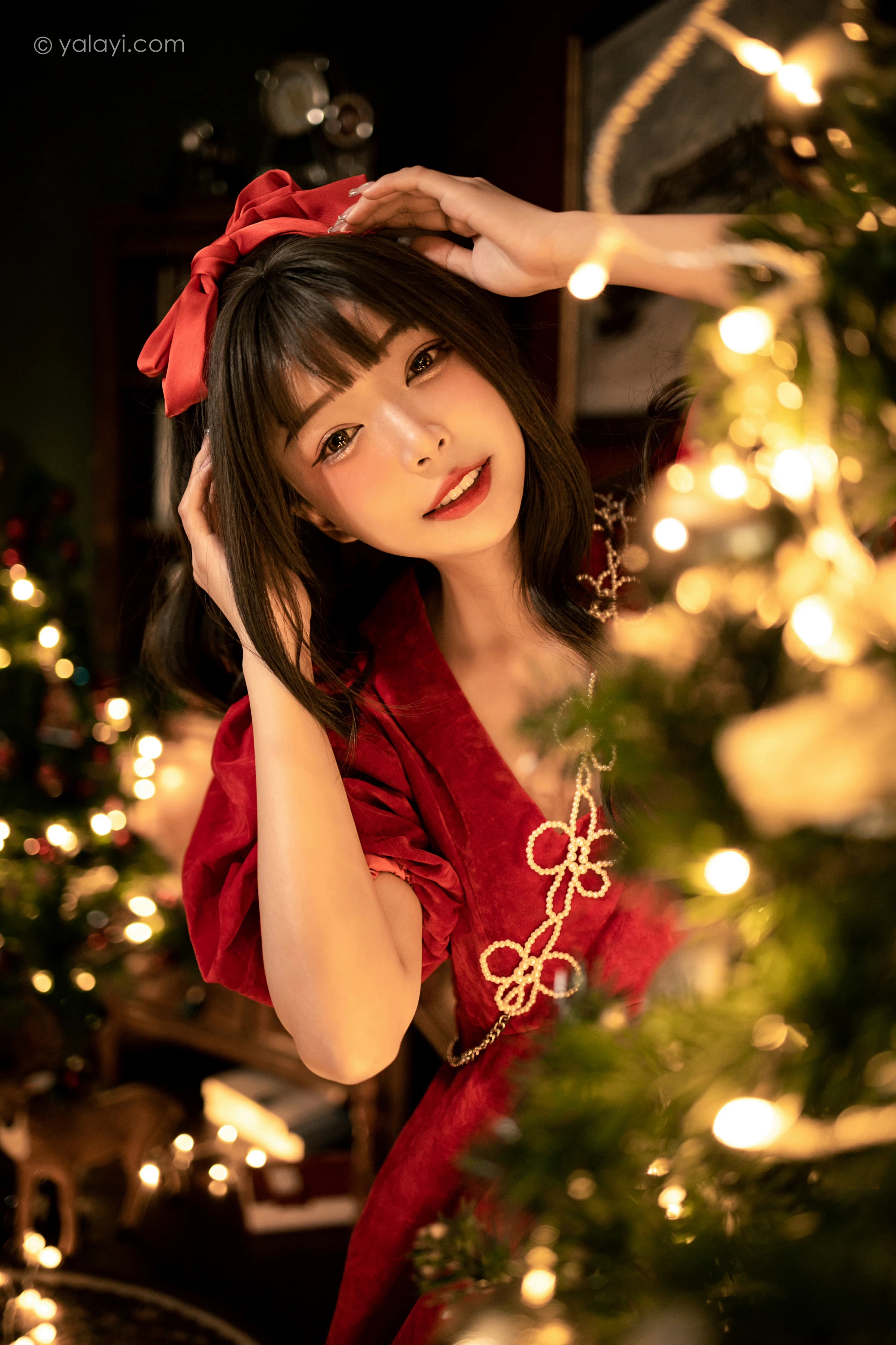 [YALAYI雅拉伊]2021.12.20 快乐圣诞 阿禾 红色休闲连衣裙加白色绵袜居家私房写真集第2张