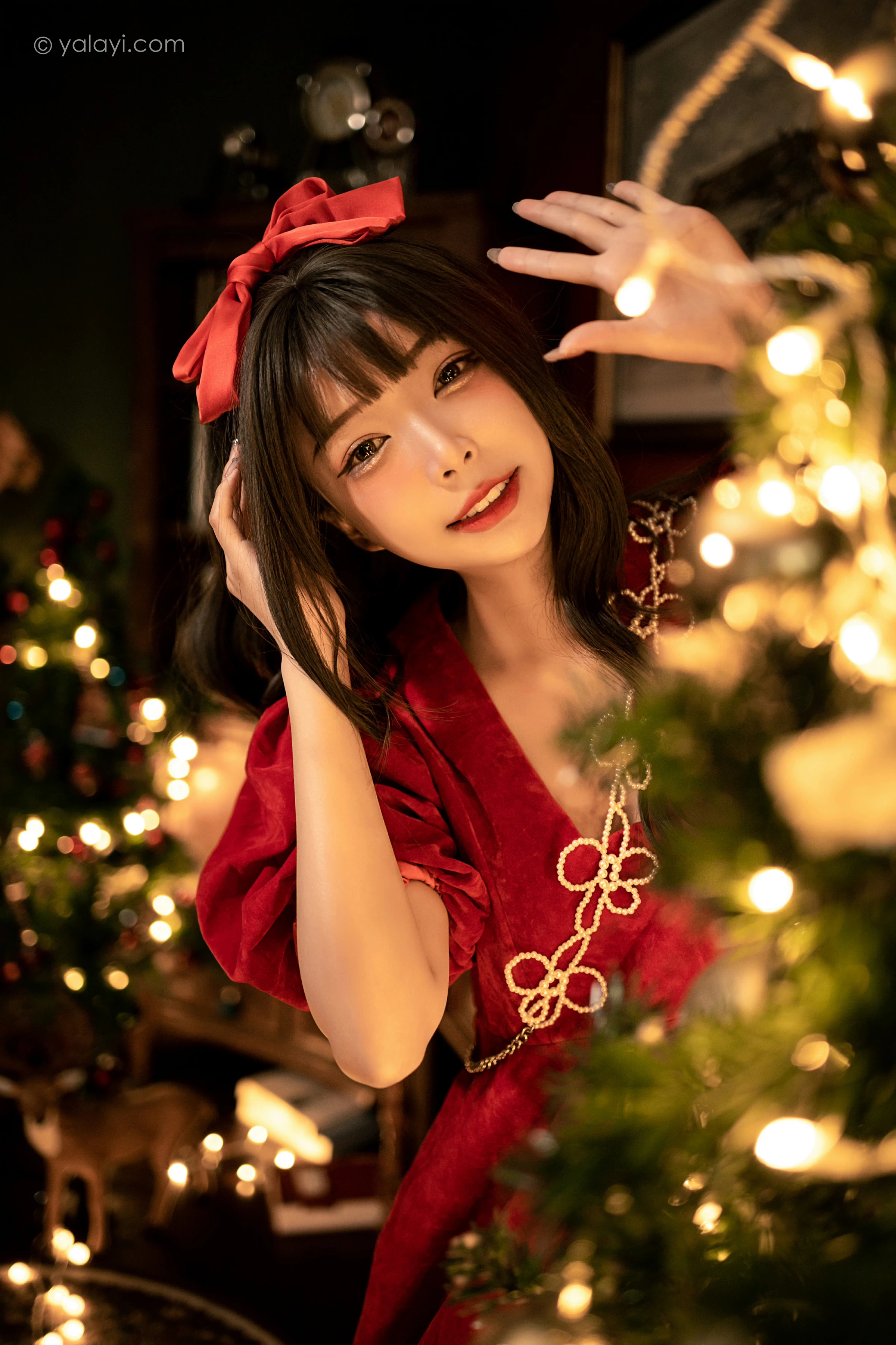 [YALAYI雅拉伊]2021.12.20 快乐圣诞 阿禾 红色休闲连衣裙加白色绵袜居家私房写真集第3张