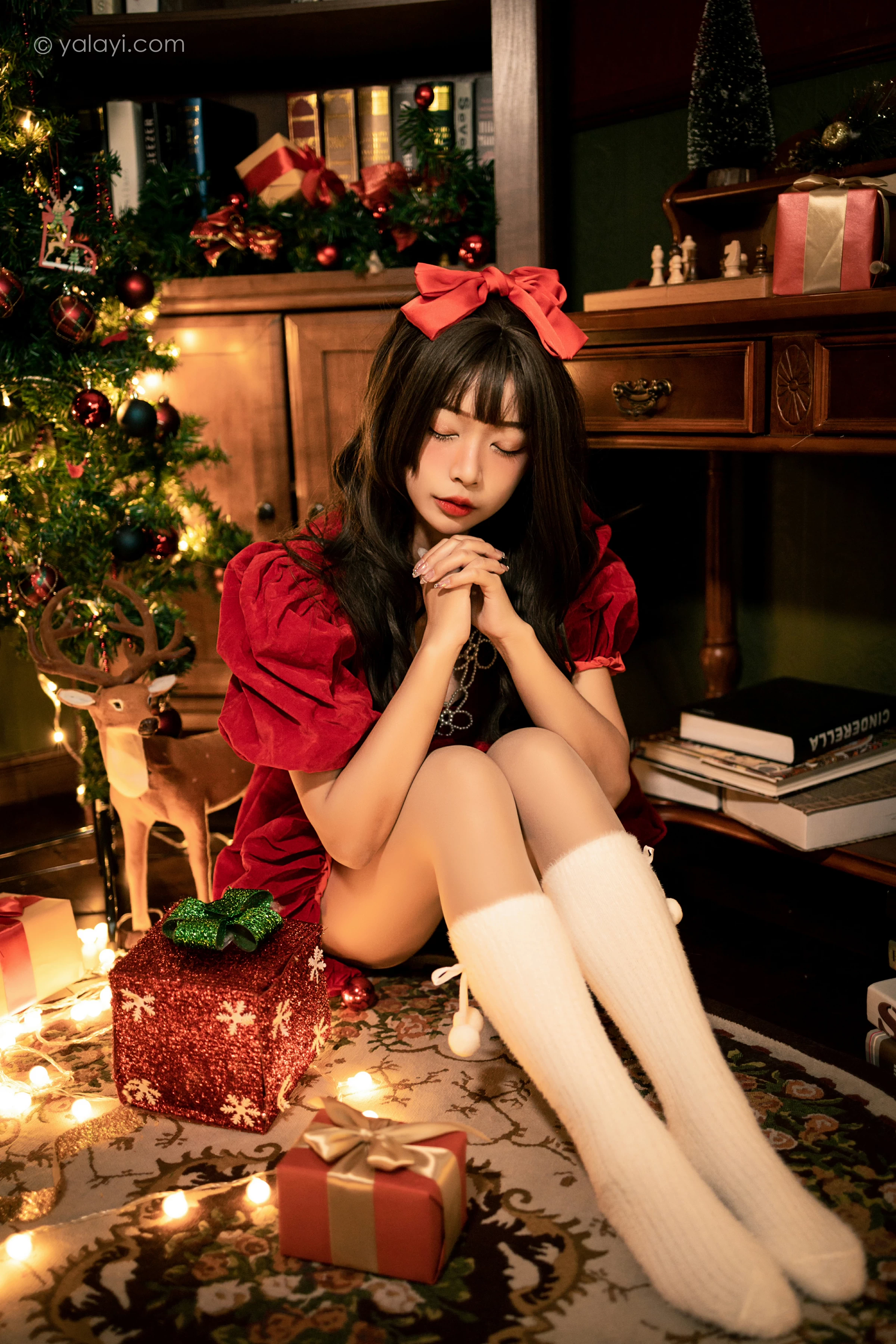[YALAYI雅拉伊]2021.12.20 快乐圣诞 阿禾 红色休闲连衣裙加白色绵袜居家私房写真集第12张