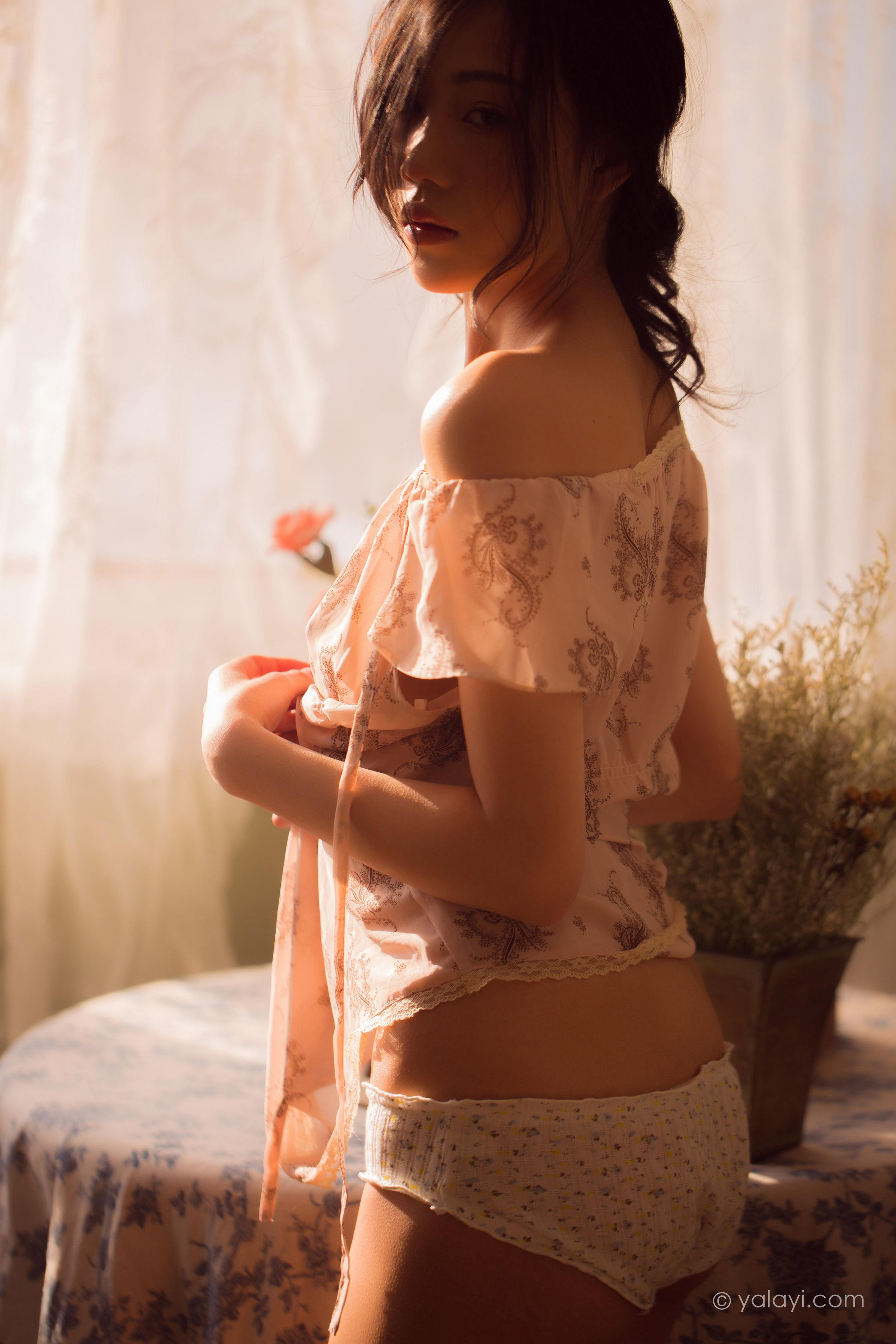 [YALAYI雅拉伊]2022.08.01 暂时的花儿 橘子 白色透视抹胸连衣裙居家性感私房写真集第10张