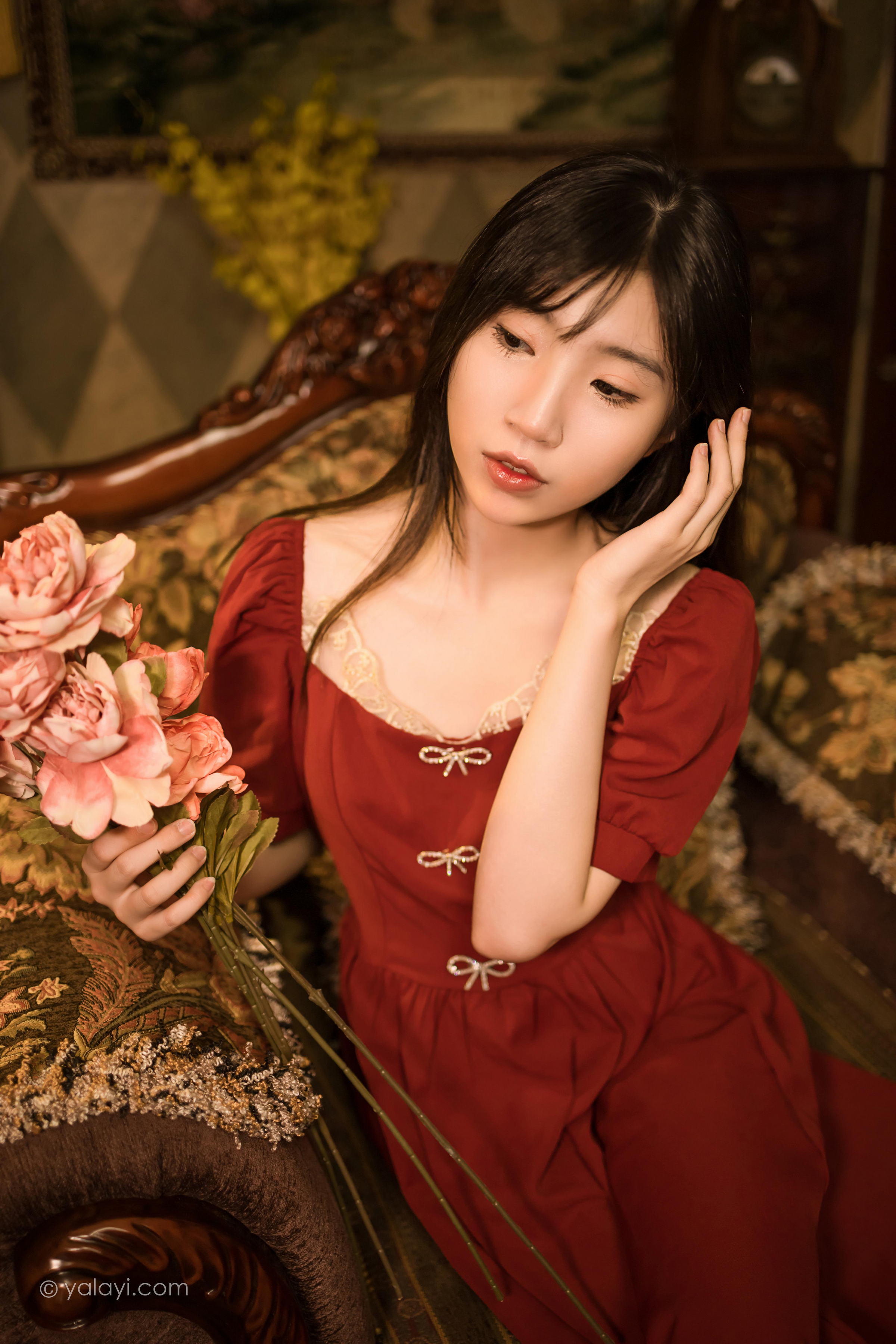 [YALAYI雅拉伊]2022.07.24 永不凋零 小乔 红色短袖连衣裙居家清纯写真集第9张