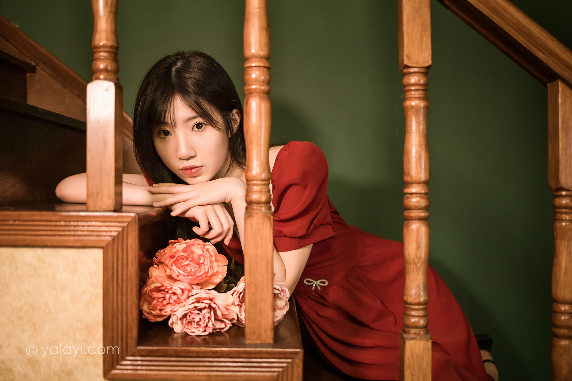 [YALAYI雅拉伊]2022.07.24 永不凋零 小乔 红色短袖连衣裙居家清纯写真集第3张