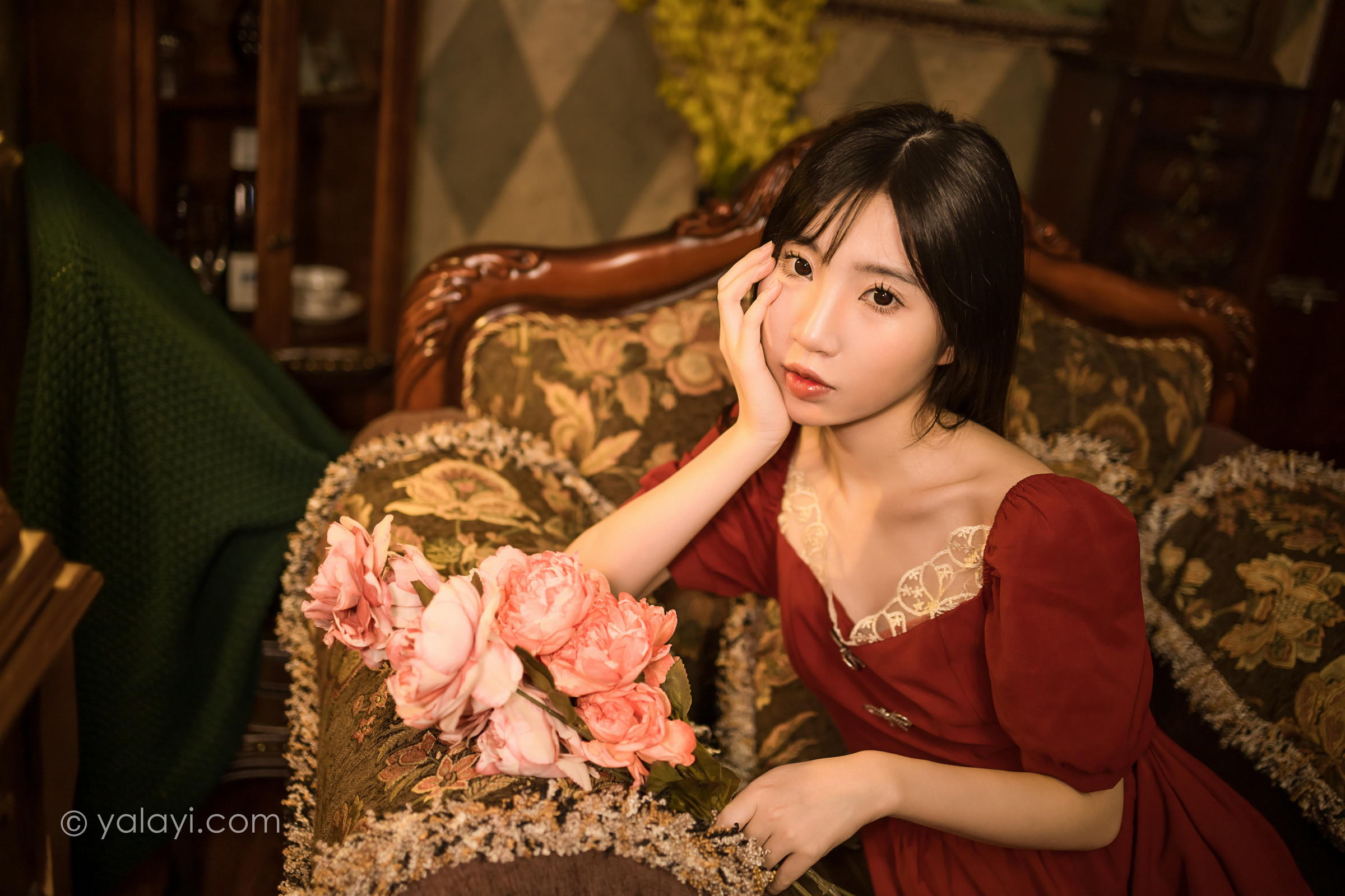 [YALAYI雅拉伊]2022.07.24 永不凋零 小乔 红色短袖连衣裙居家清纯写真集第8张