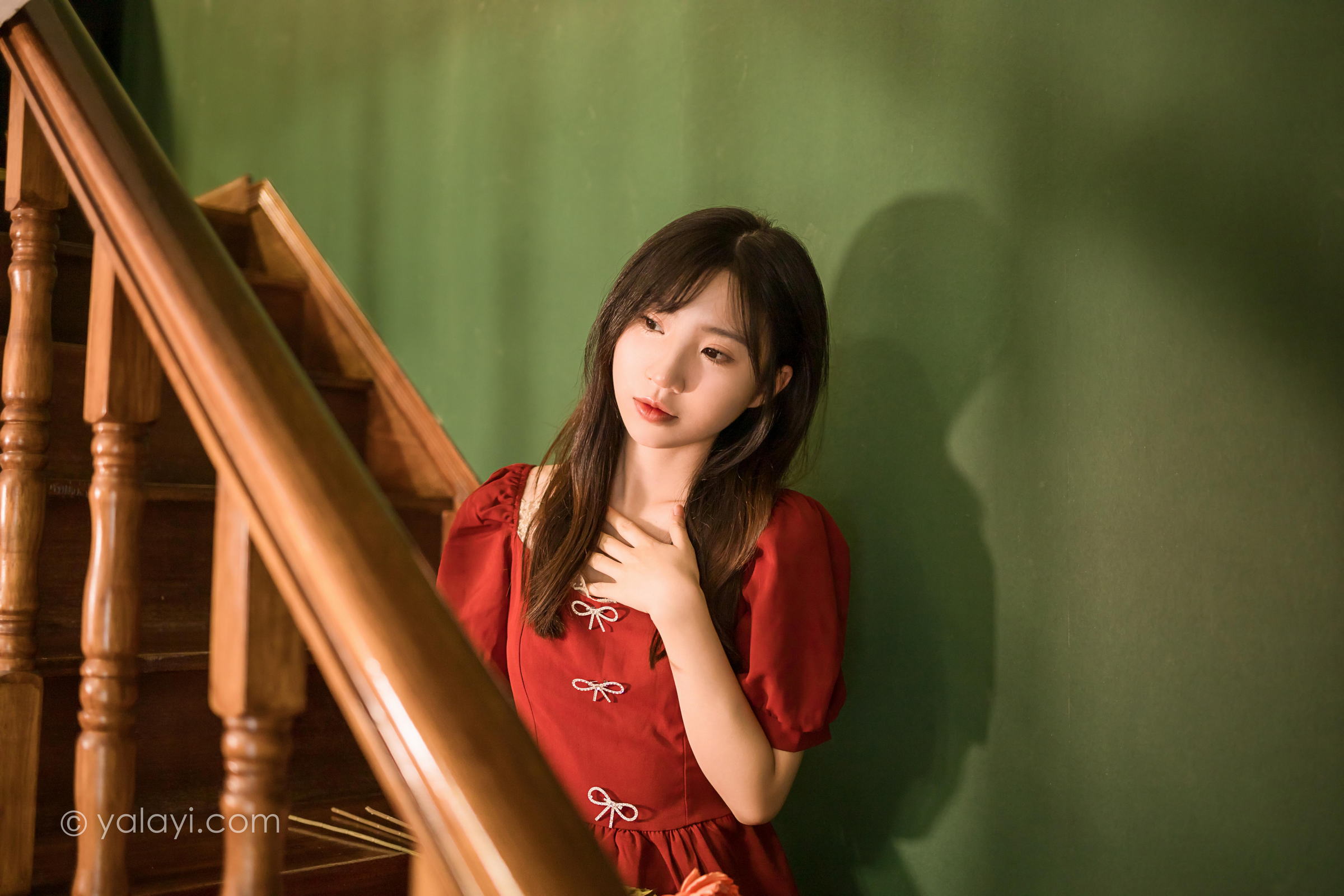 [YALAYI雅拉伊]2022.07.24 永不凋零 小乔 红色短袖连衣裙居家清纯写真集第5张