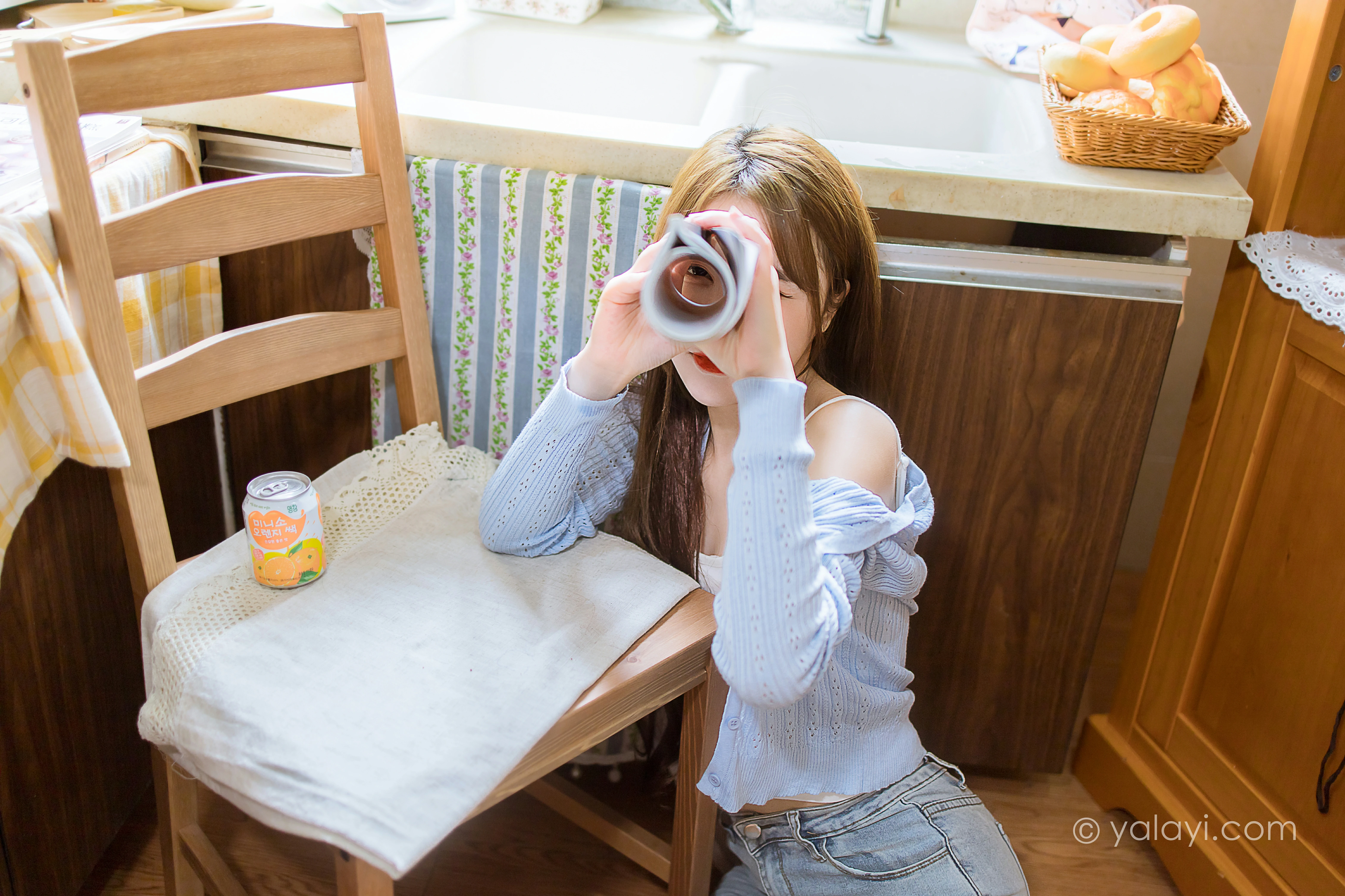 [YALAYI雅拉伊]NO.799 唯有美食不可辜负 钰慧 白色性感小背心加紧身牛仔裤写真集第3张