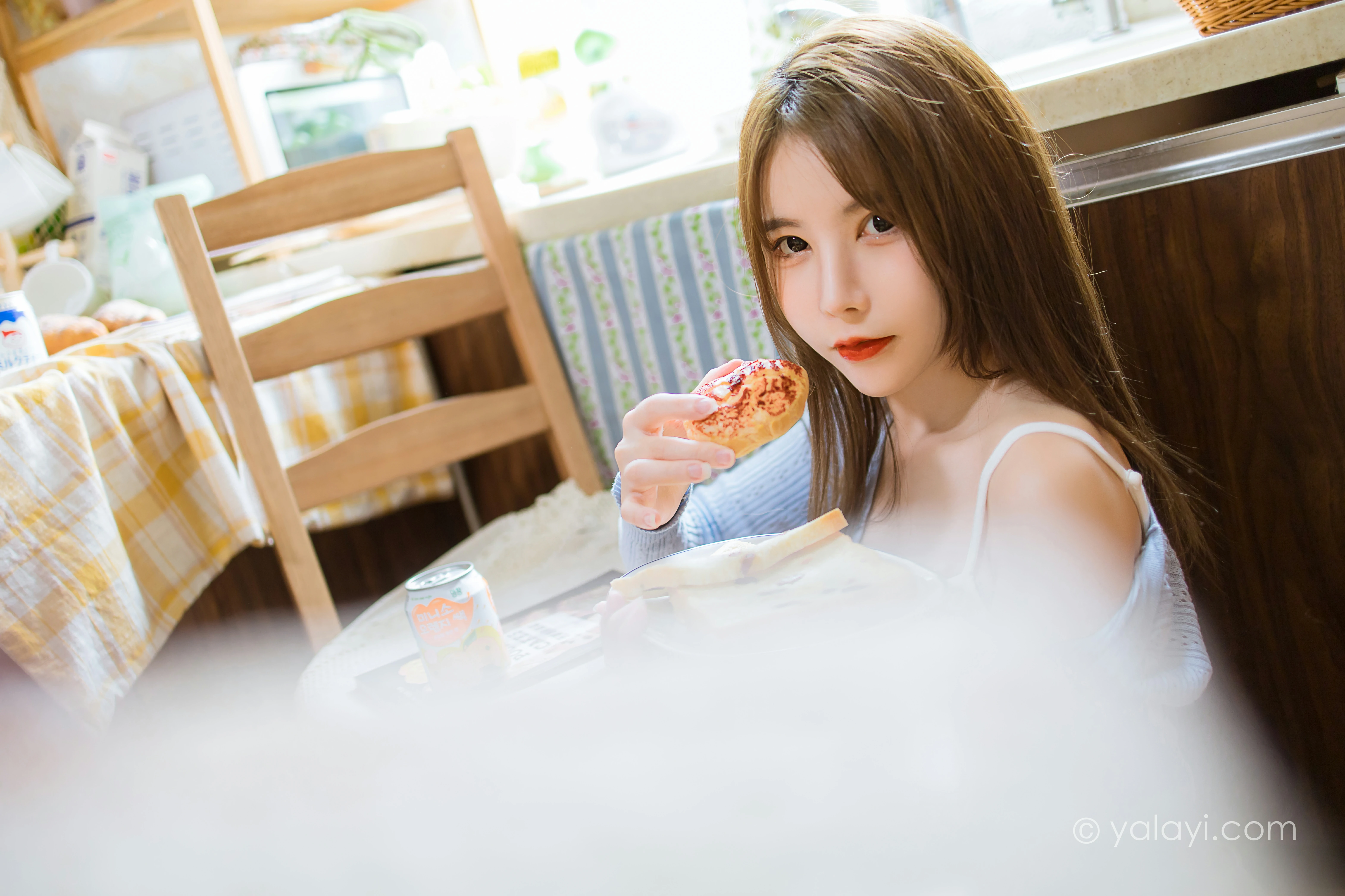 [YALAYI雅拉伊]NO.799 唯有美食不可辜负 钰慧 白色性感小背心加紧身牛仔裤写真集第5张