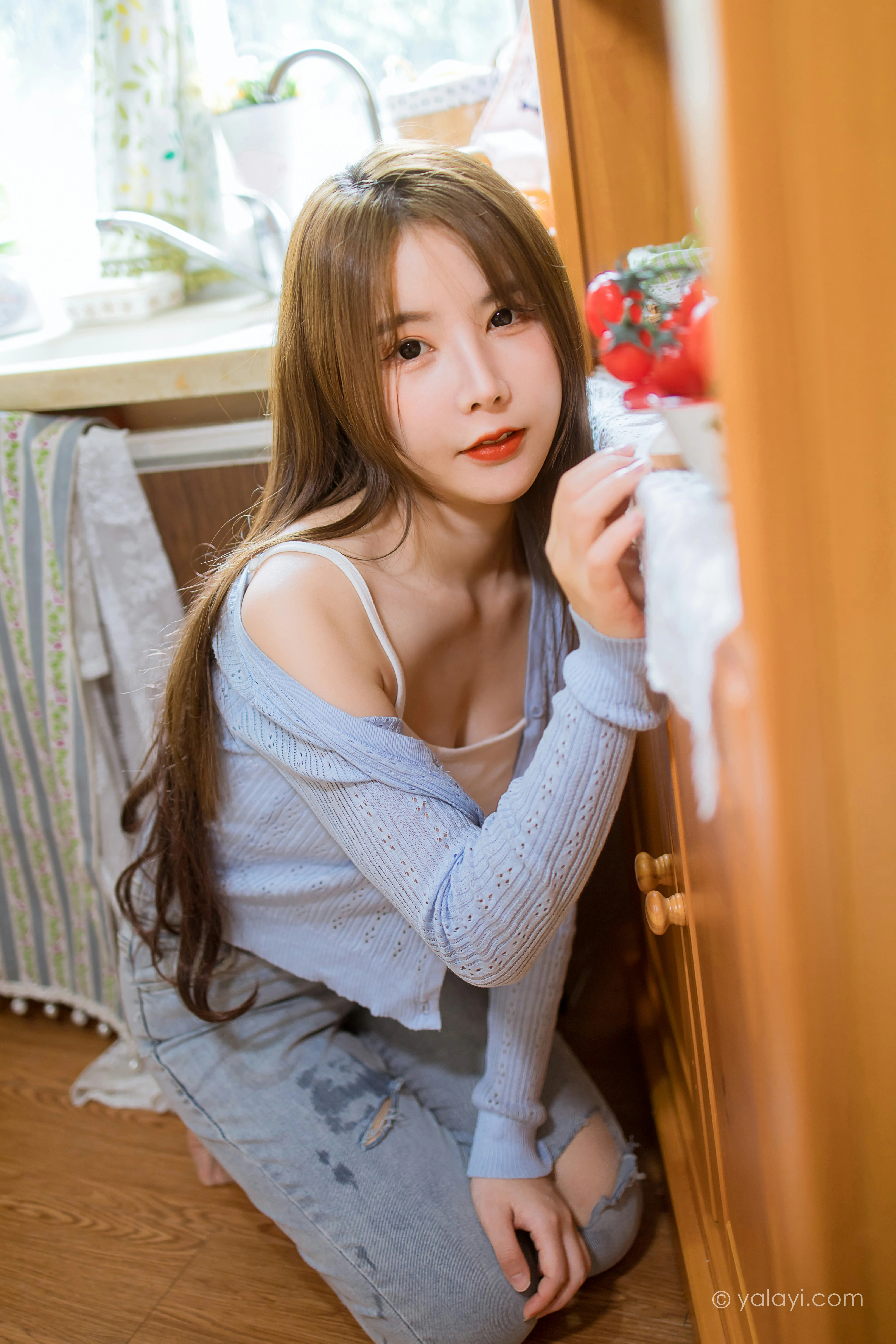 [YALAYI雅拉伊]NO.799 唯有美食不可辜负 钰慧 白色性感小背心加紧身牛仔裤写真集第8张