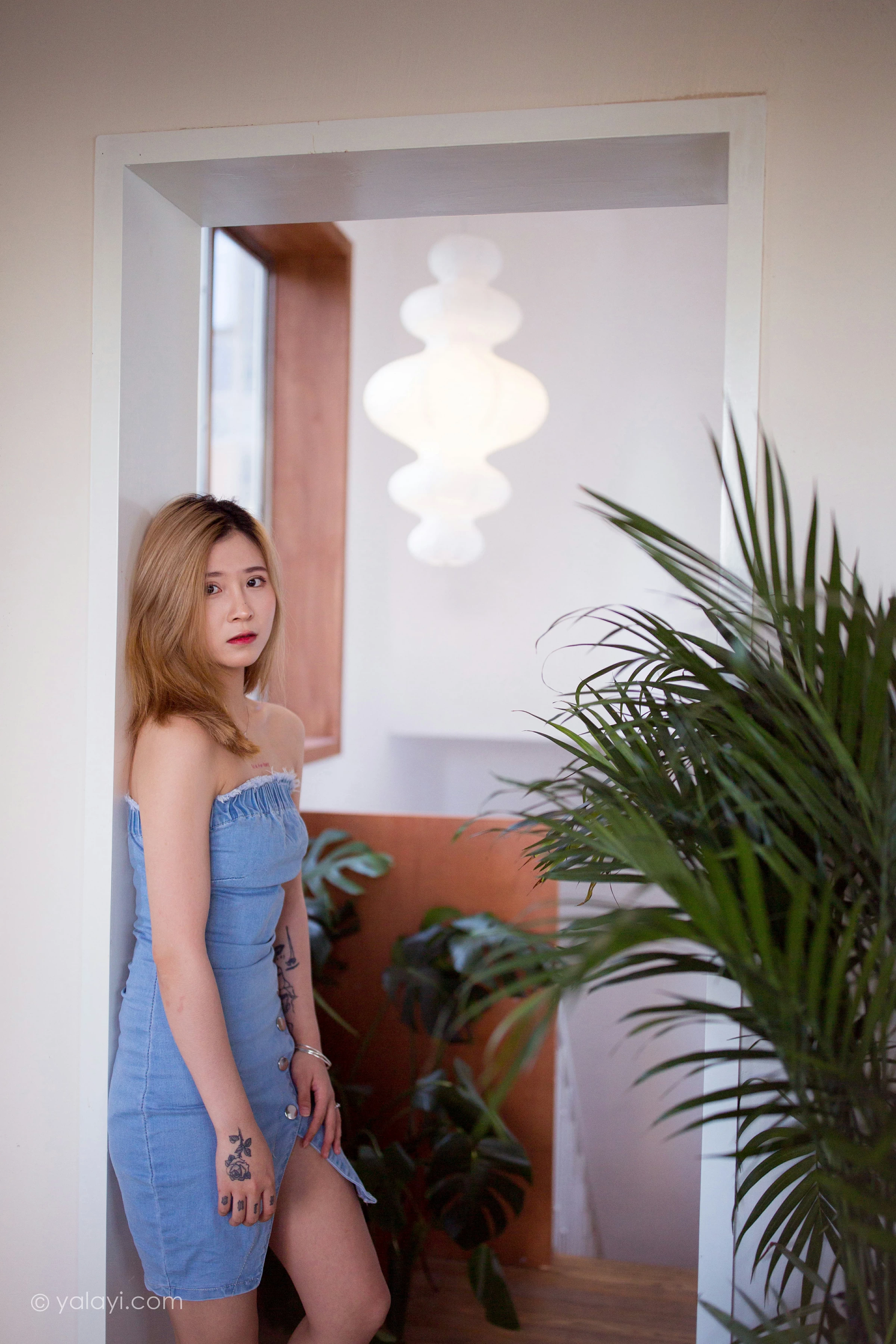 [YALAYI雅拉伊]NO.703 《那时在午后》 梦涵 牛仔抹胸连衣裙居家私房写真集第9张