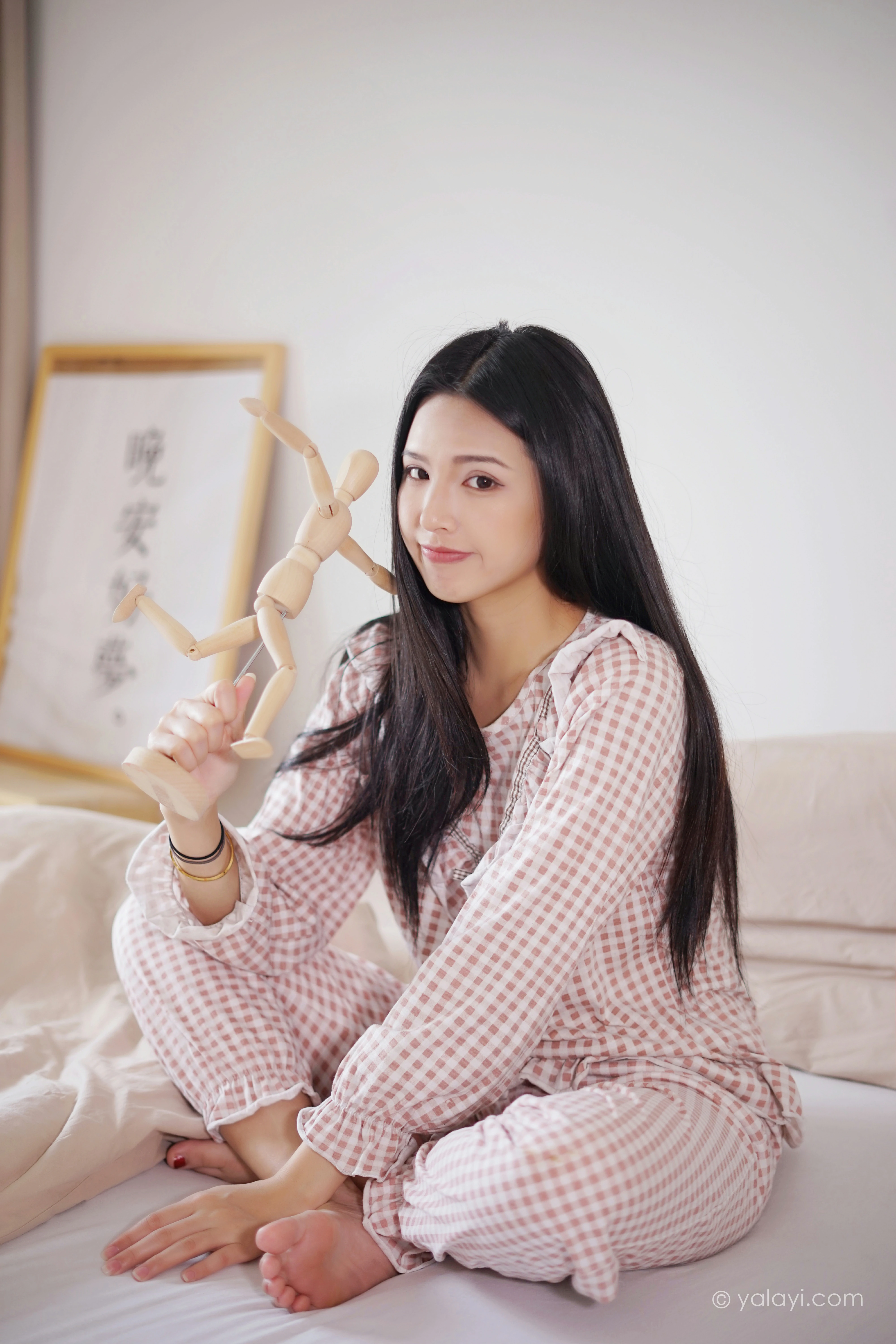 [YALAYI雅拉伊]NO.843 在家千日好 溪若 粉色睡衣加睡裤清纯可爱私房写真集第1张