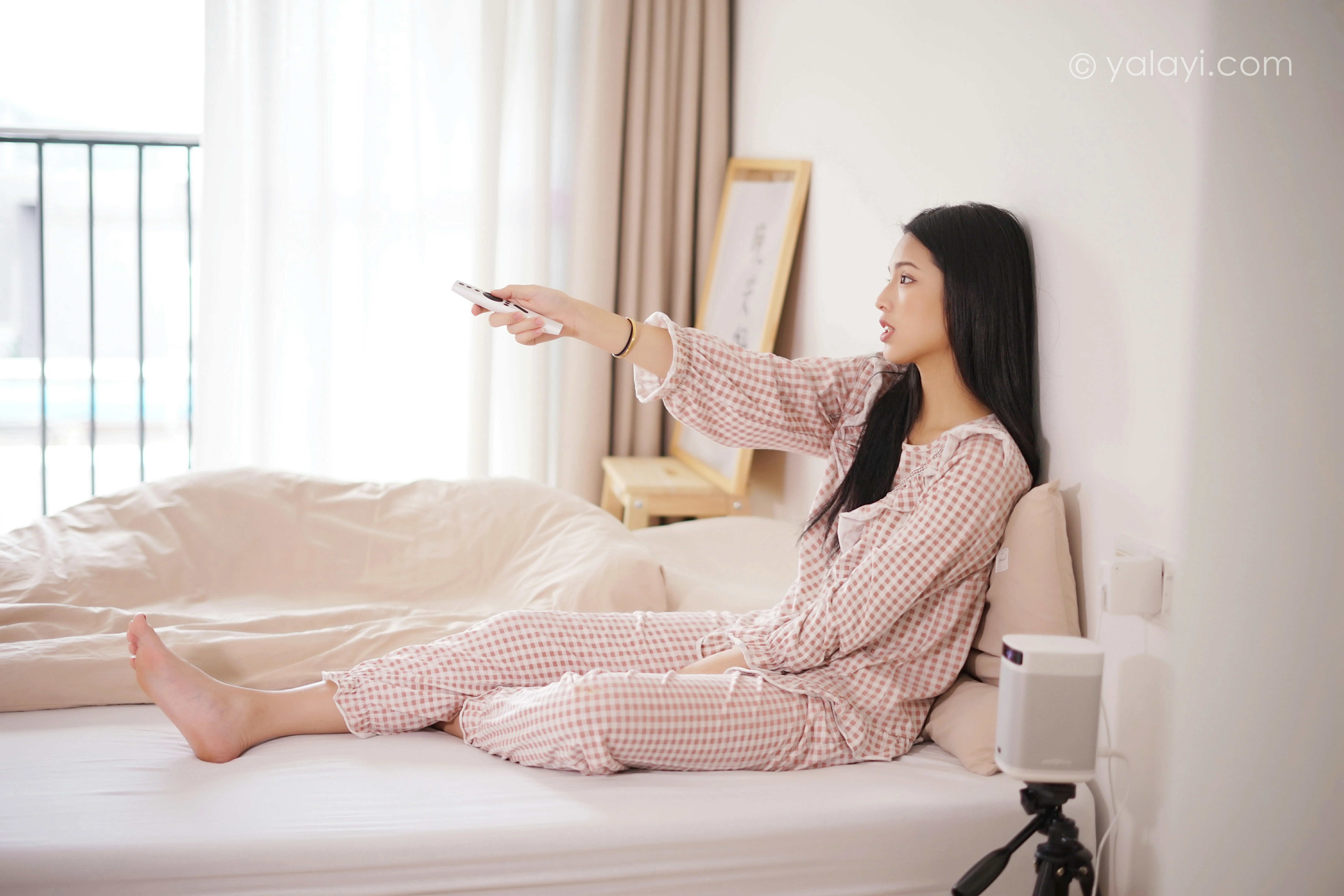 [YALAYI雅拉伊]NO.843 在家千日好 溪若 粉色睡衣加睡裤清纯可爱私房写真集第3张