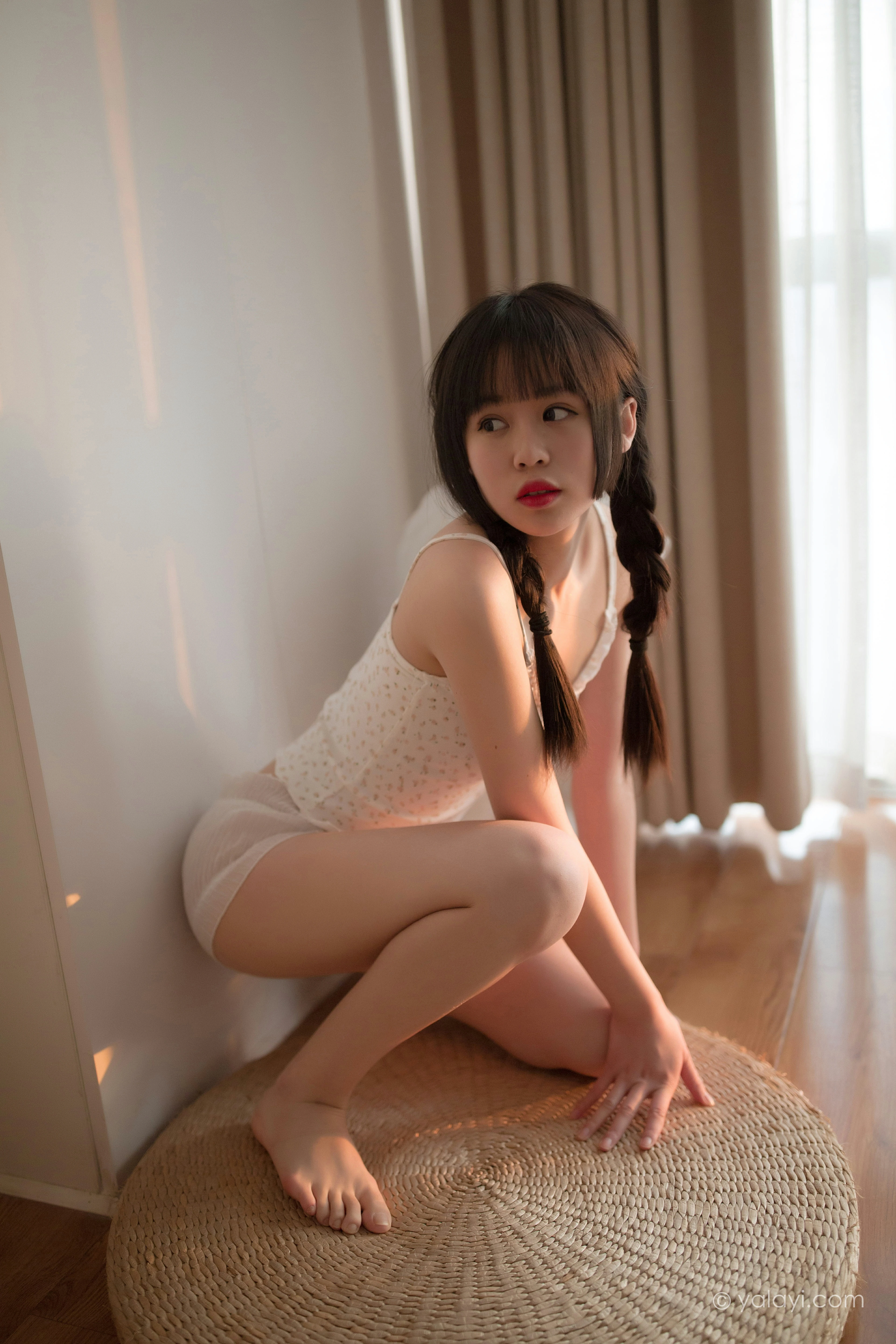 [YALAYI雅拉伊]NO.755 零零后少女 小乖 性感小背心与白色浴袍私房写真集第1张
