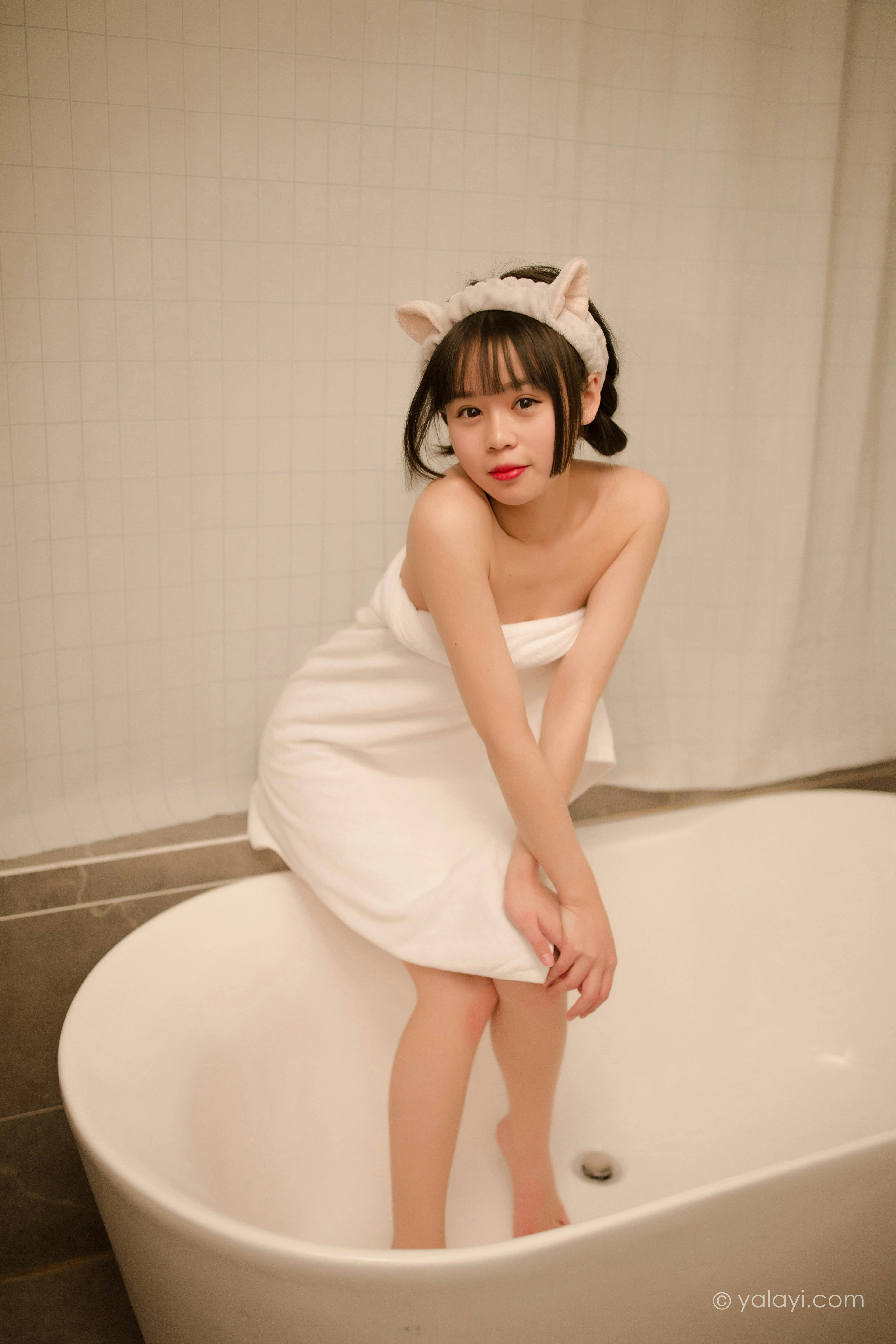 [YALAYI雅拉伊]NO.755 零零后少女 小乖 性感小背心与白色浴袍私房写真集第10张