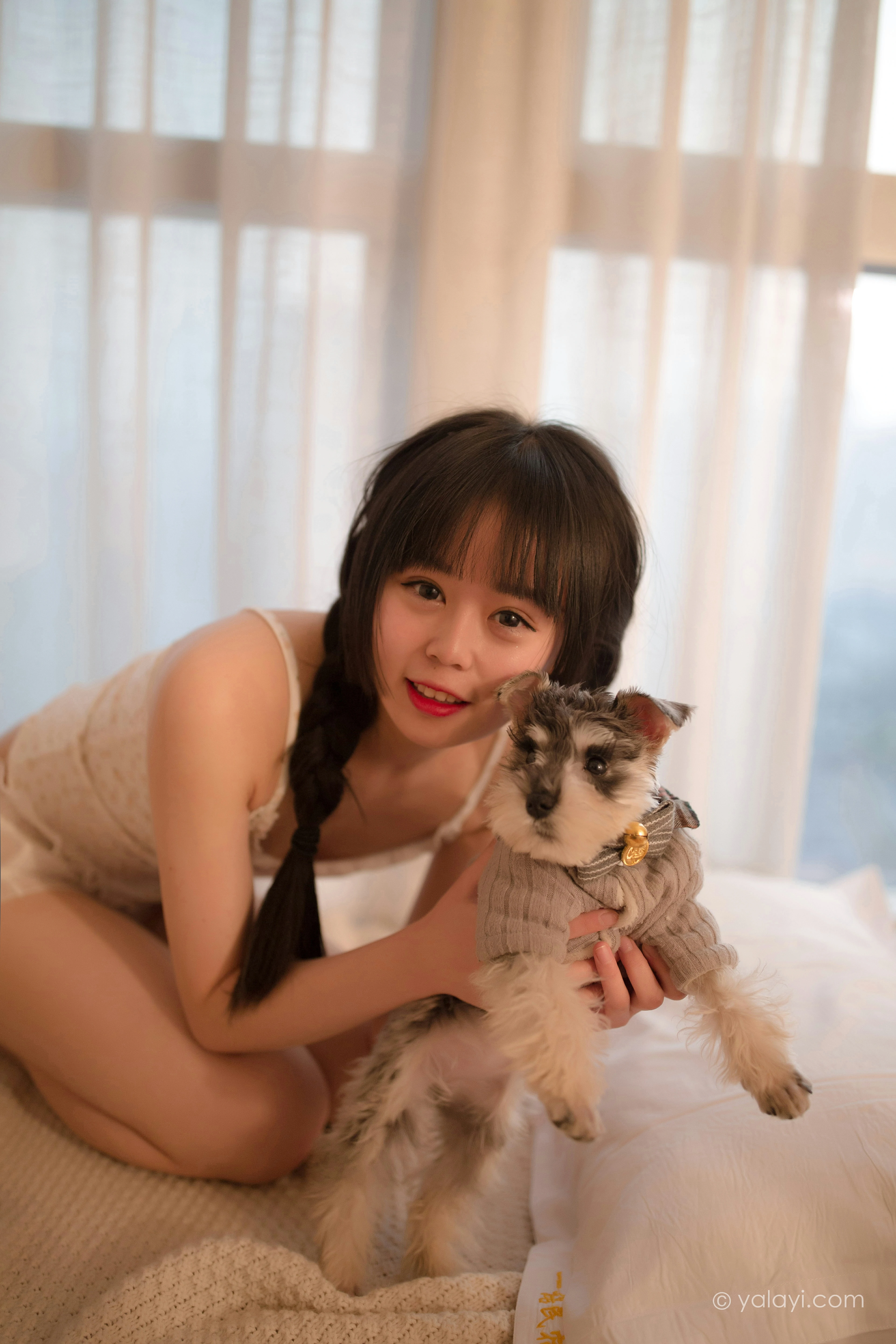 [YALAYI雅拉伊]NO.755 零零后少女 小乖 性感小背心与白色浴袍私房写真集第13张