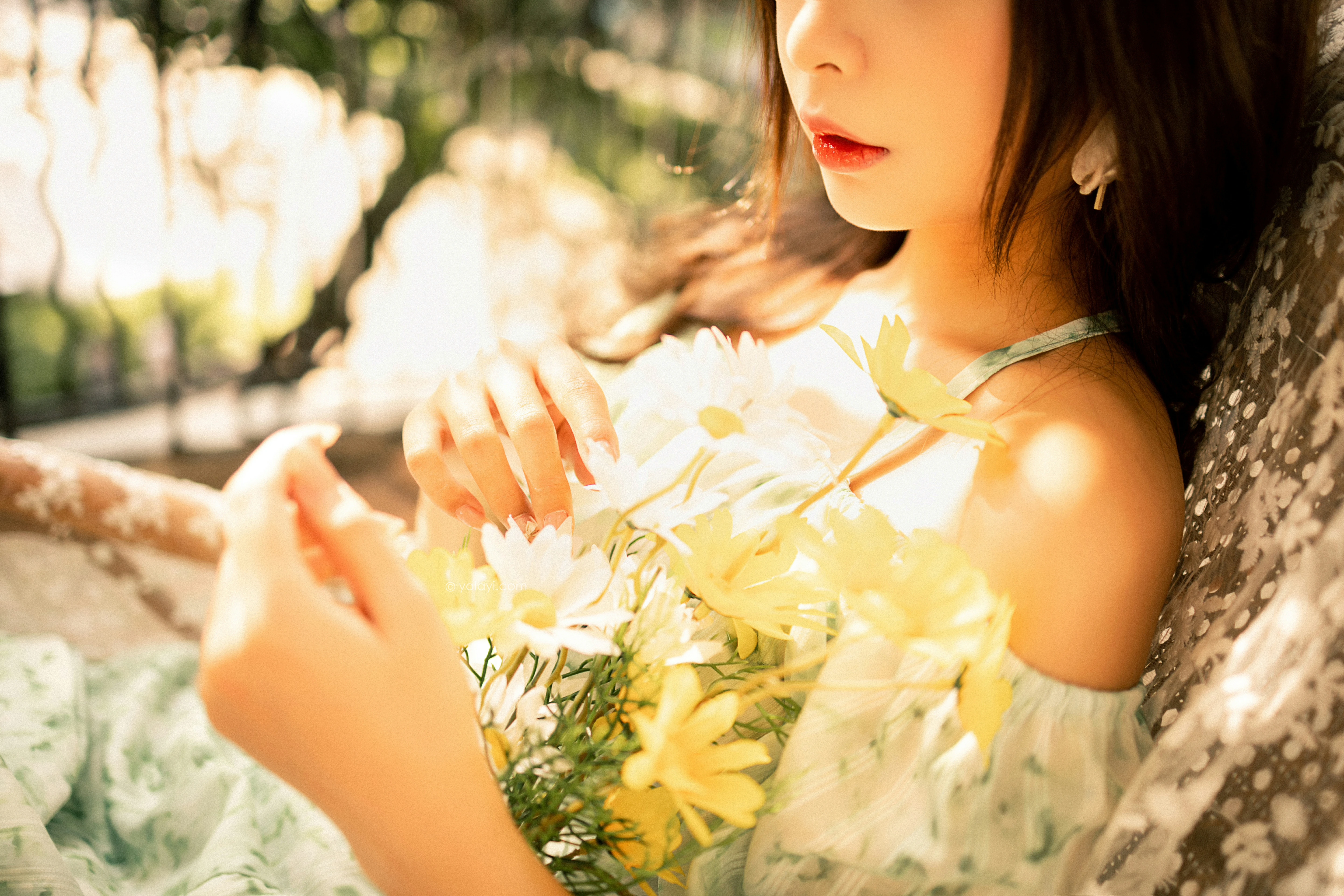 [YALAYI雅拉伊]NO.813 惬意时光 阿禾 白色碎花连衣裙公园写真集第5张