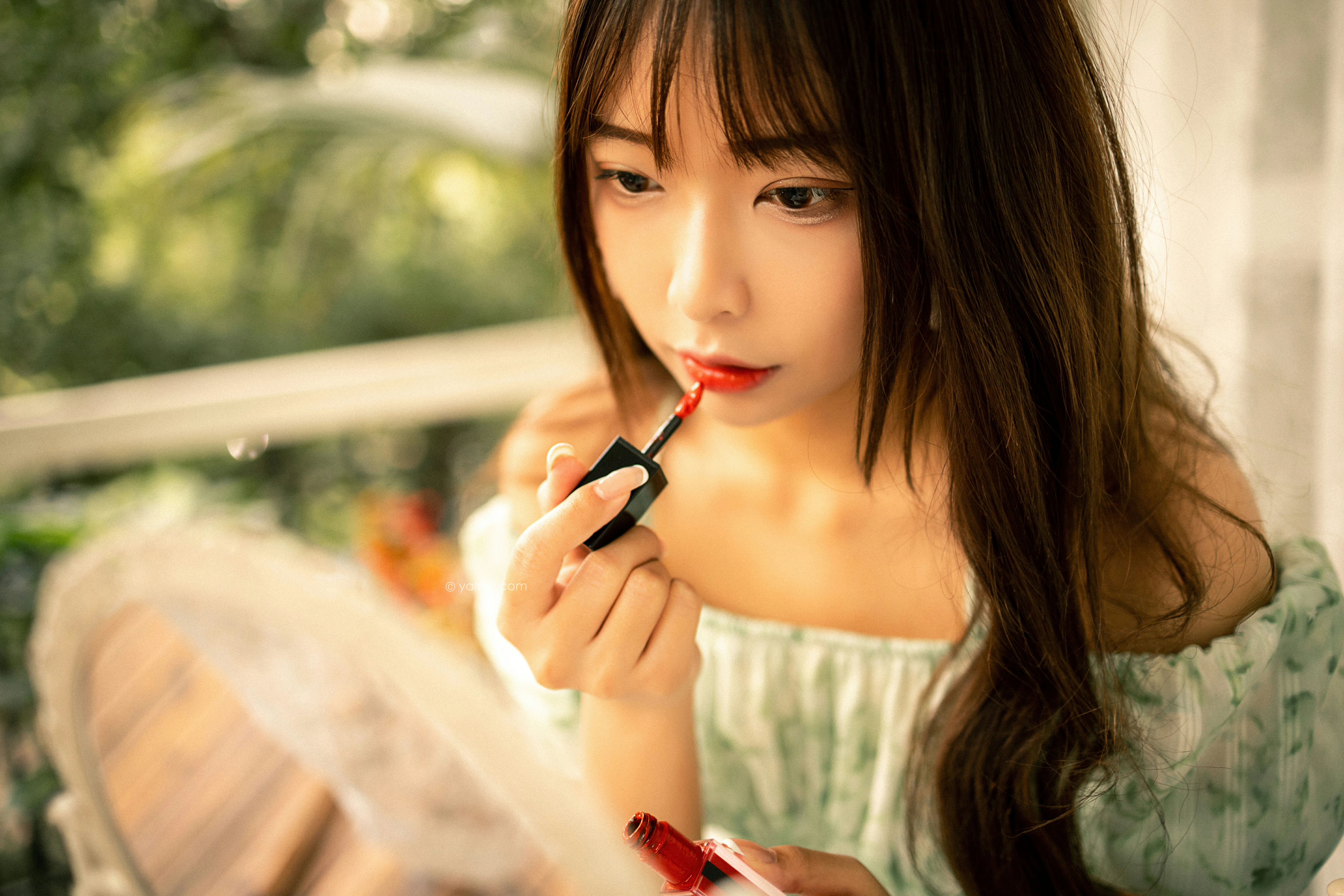 [YALAYI雅拉伊]NO.813 惬意时光 阿禾 白色碎花连衣裙公园写真集第4张